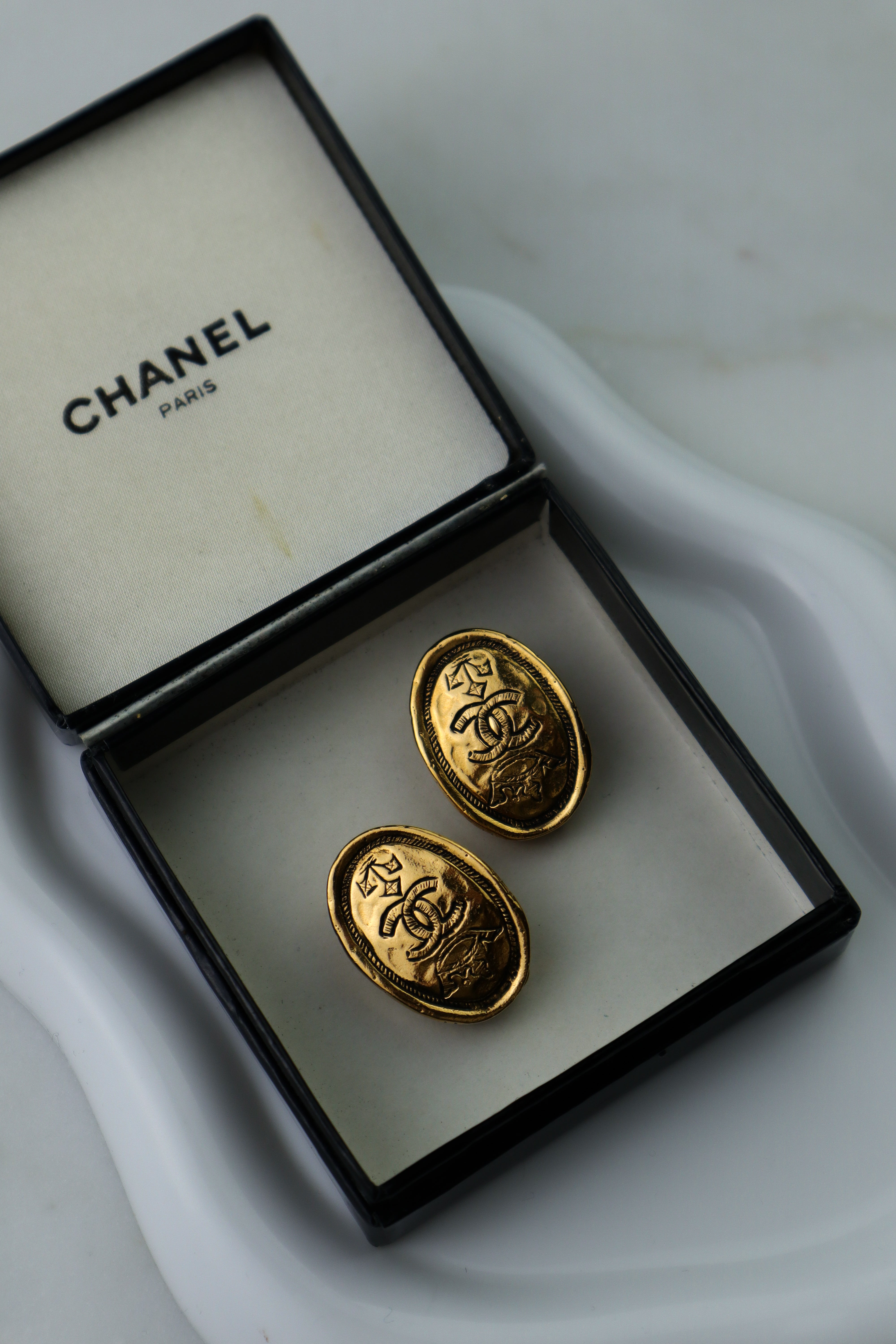 Chanel - owalne klipsy vintage z monogramem