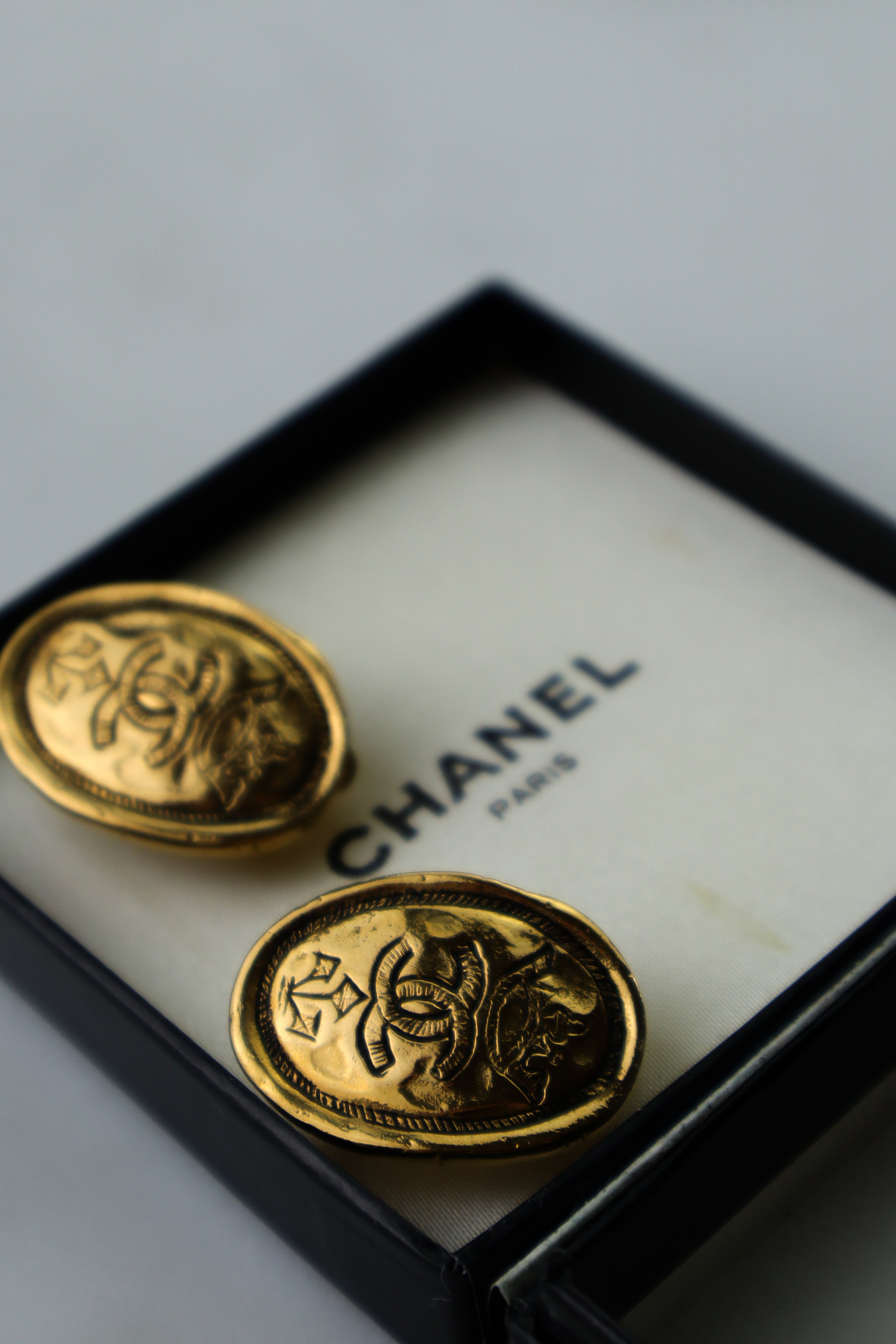 Chanel - owalne klipsy vintage z monogramem