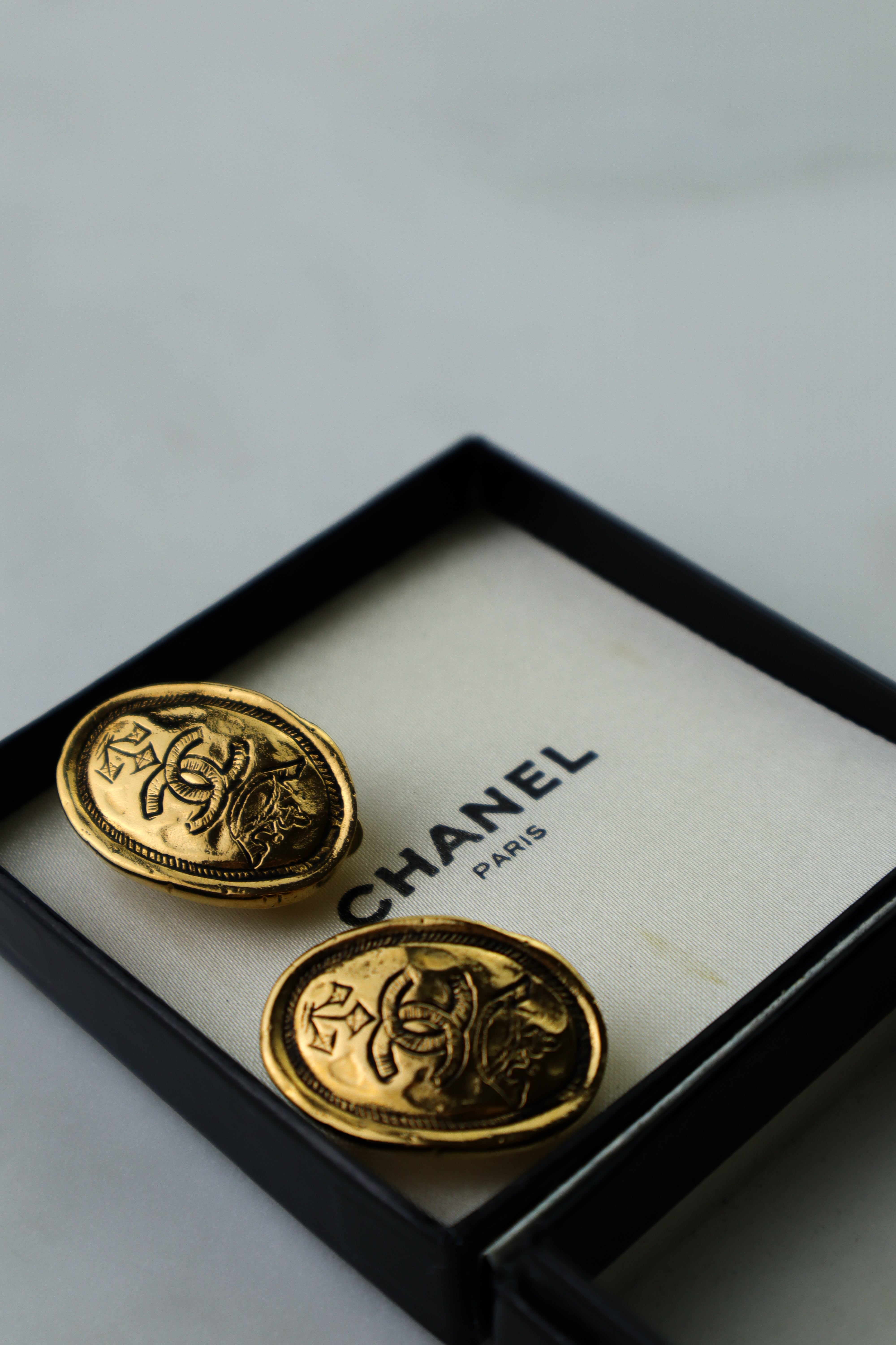 Chanel - owalne klipsy vintage z monogramem