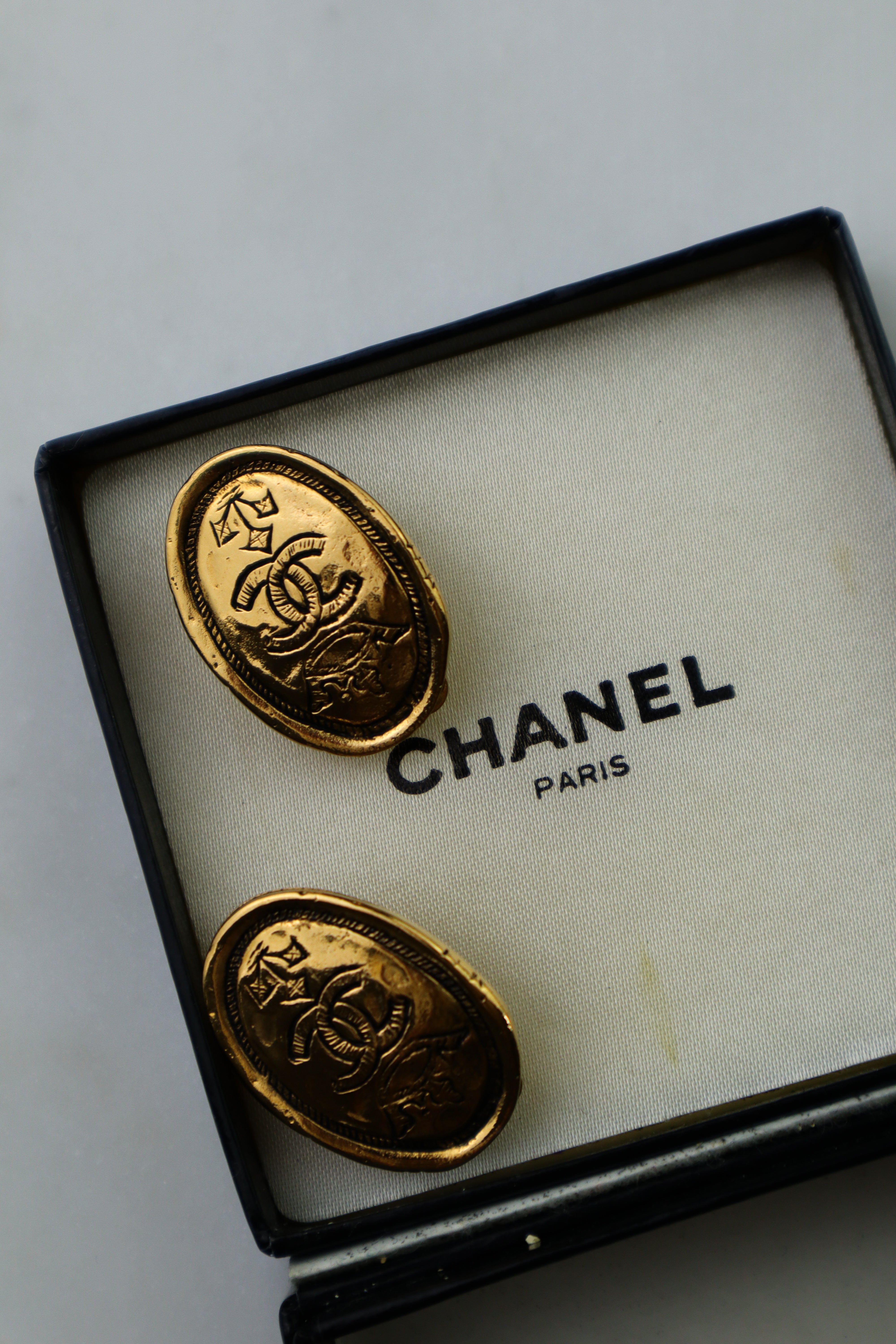 Chanel - owalne klipsy vintage z monogramem