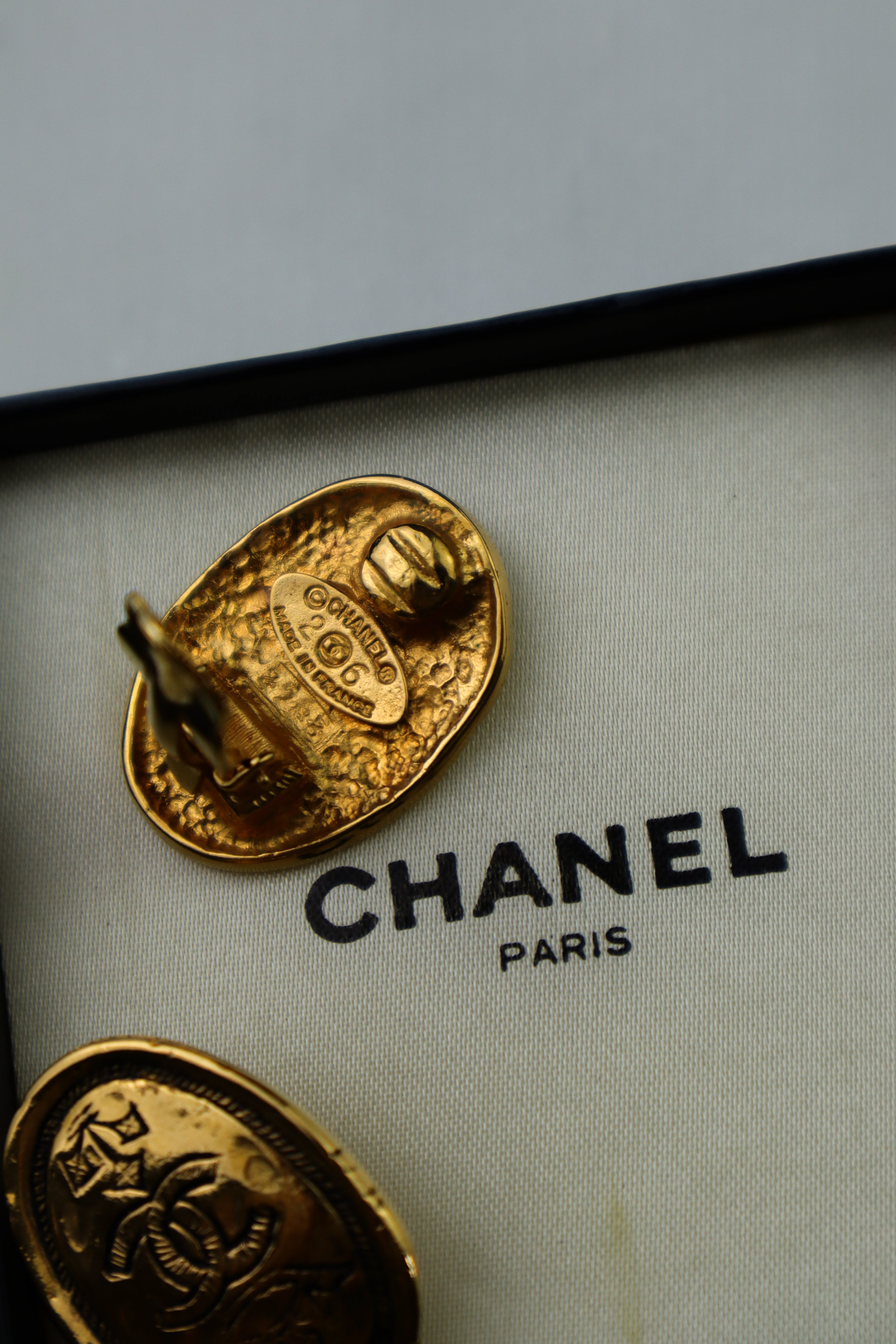 Chanel - owalne klipsy vintage z monogramem