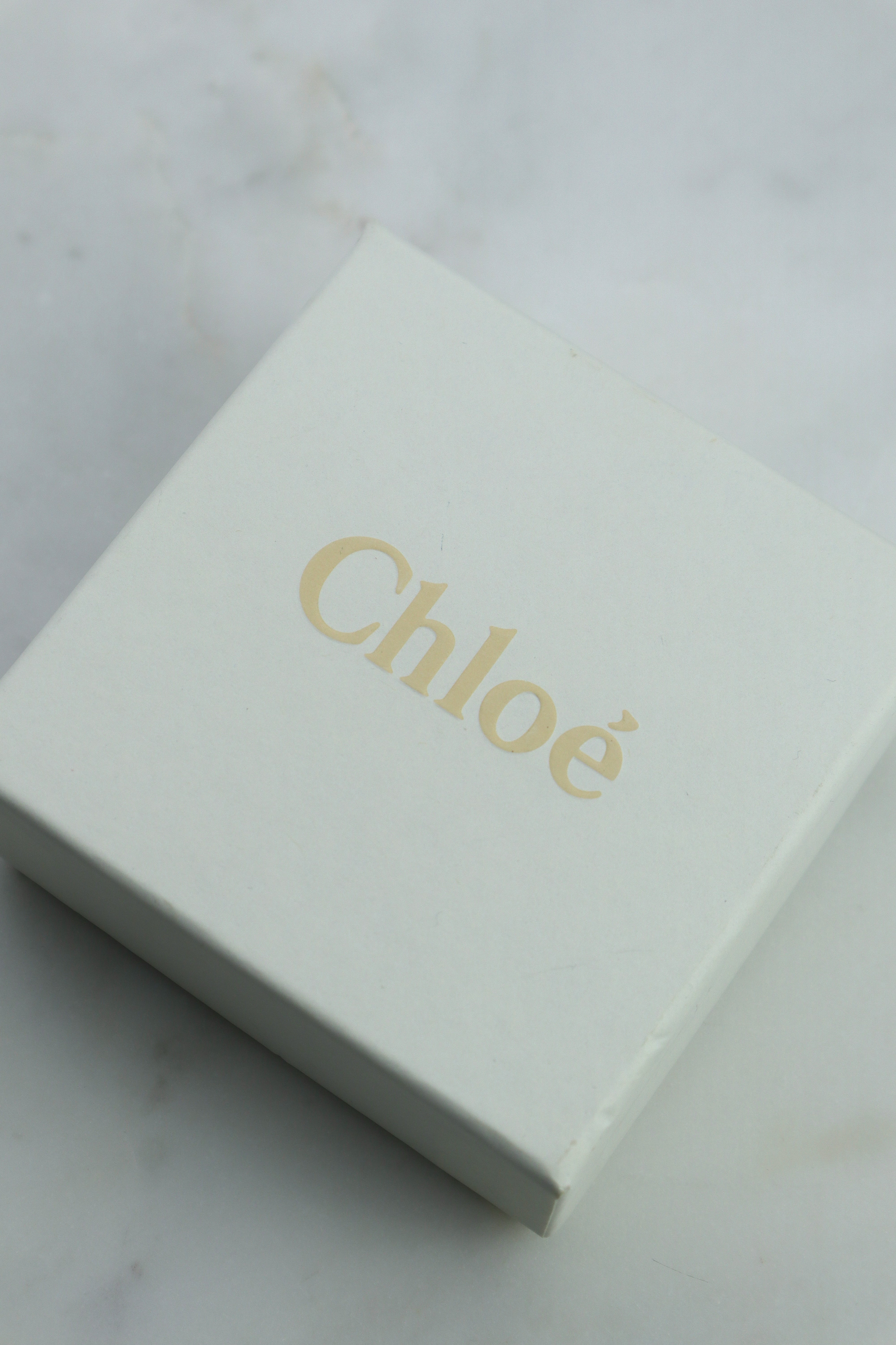 Chloé - klipsy z perłą barokową złocona oprawa, kolekcja FW23 Chloé Baroque Pearl