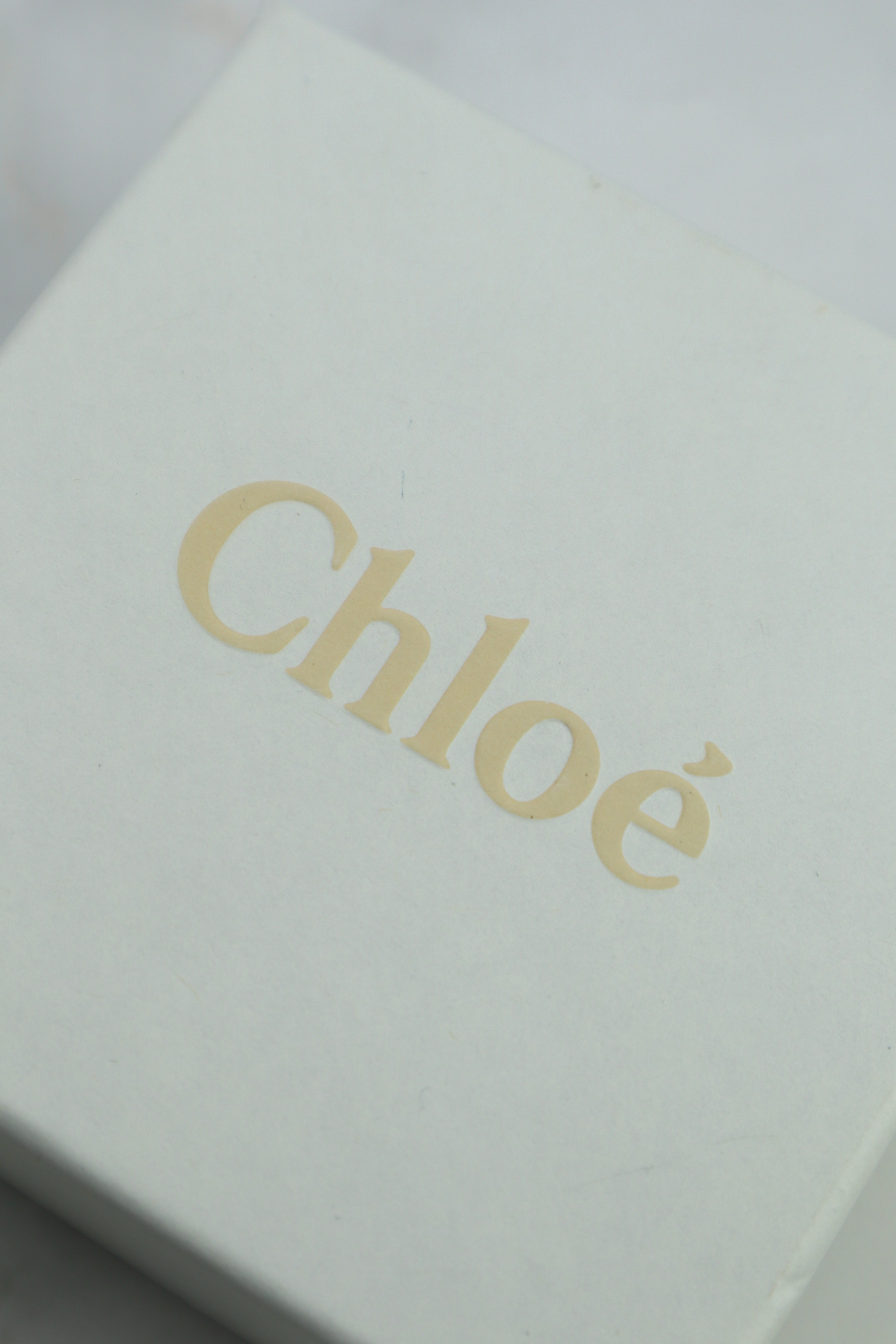 Chloé - klipsy z perłą barokową złocona oprawa, kolekcja FW23 Chloé Baroque Pearl