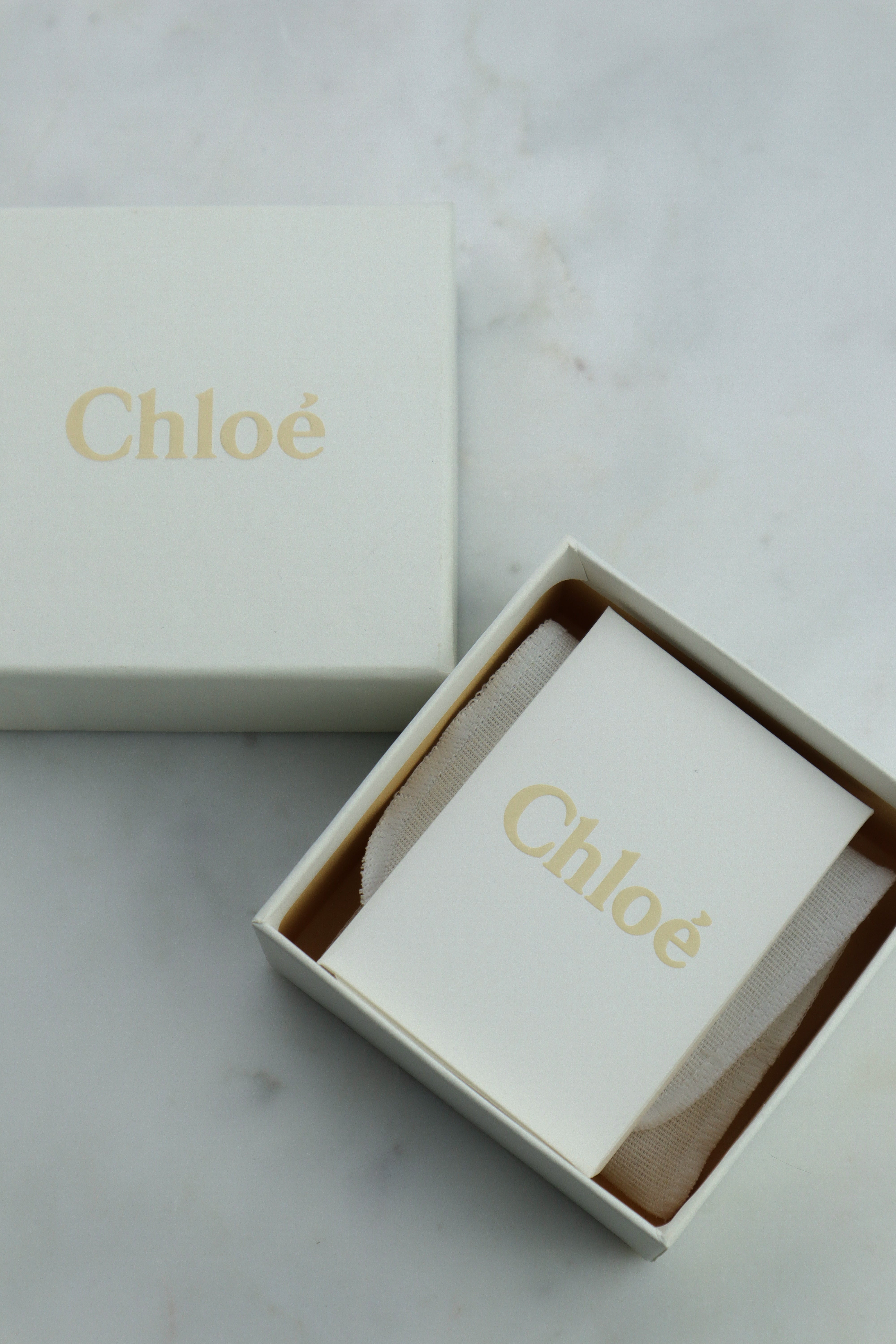 Chloé - klipsy z perłą barokową złocona oprawa, kolekcja FW23 Chloé Baroque Pearl