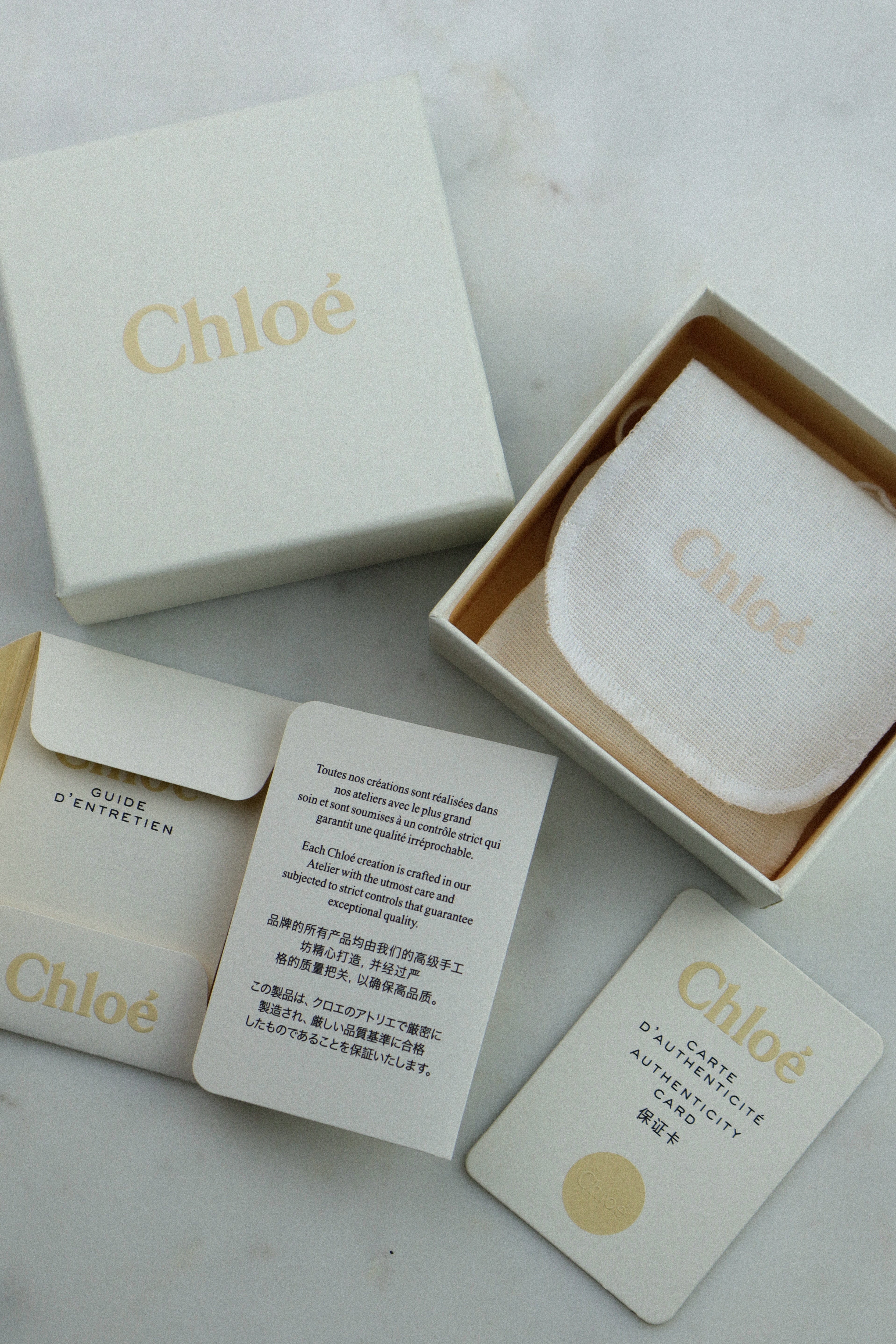 Chloé - klipsy z perłą barokową złocona oprawa, kolekcja FW23 Chloé Baroque Pearl