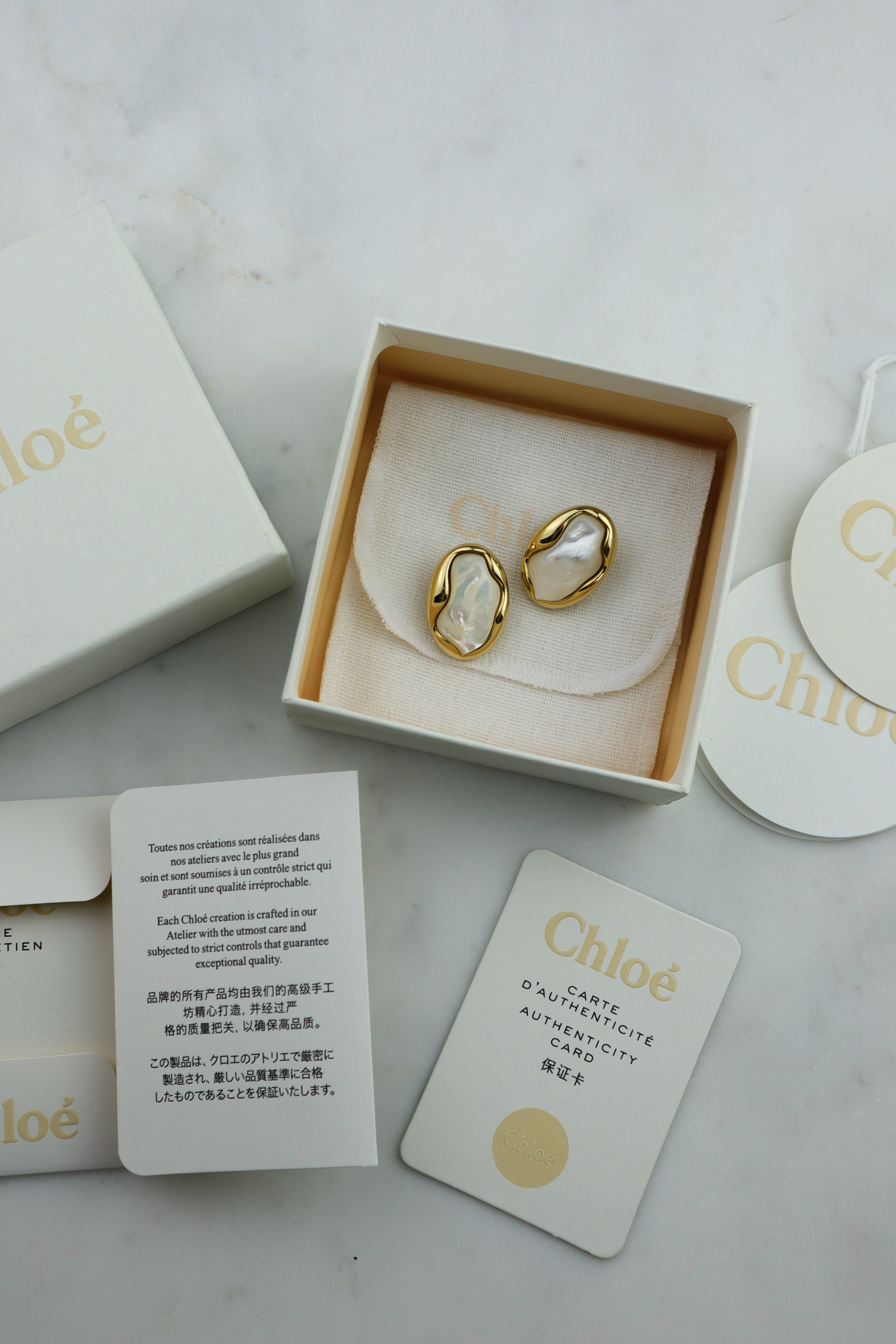 Chloé - klipsy z perłą barokową złocona oprawa, kolekcja FW23 Chloé Baroque Pearl