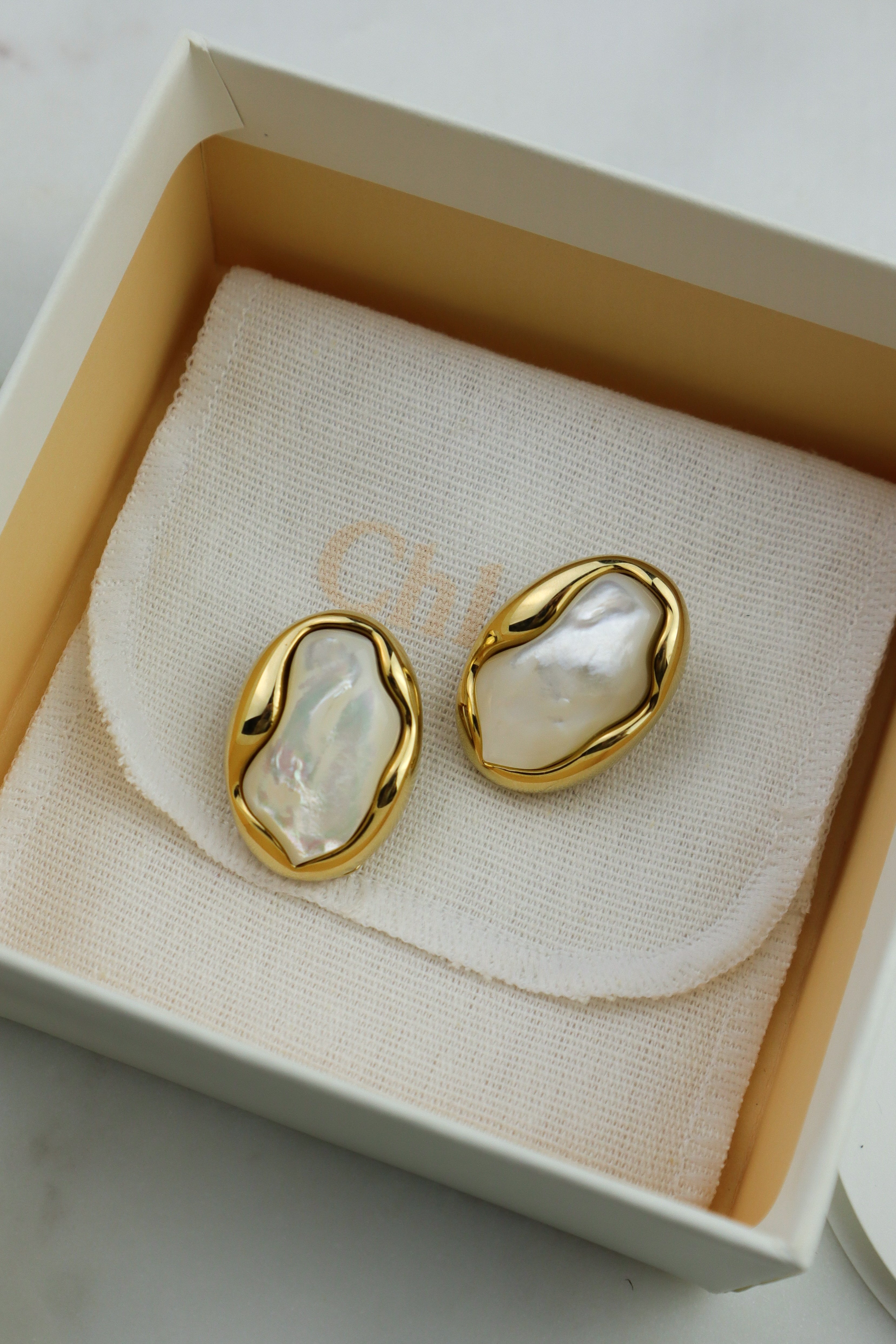 Chloé - klipsy z perłą barokową złocona oprawa, kolekcja FW23 Chloé Baroque Pearl