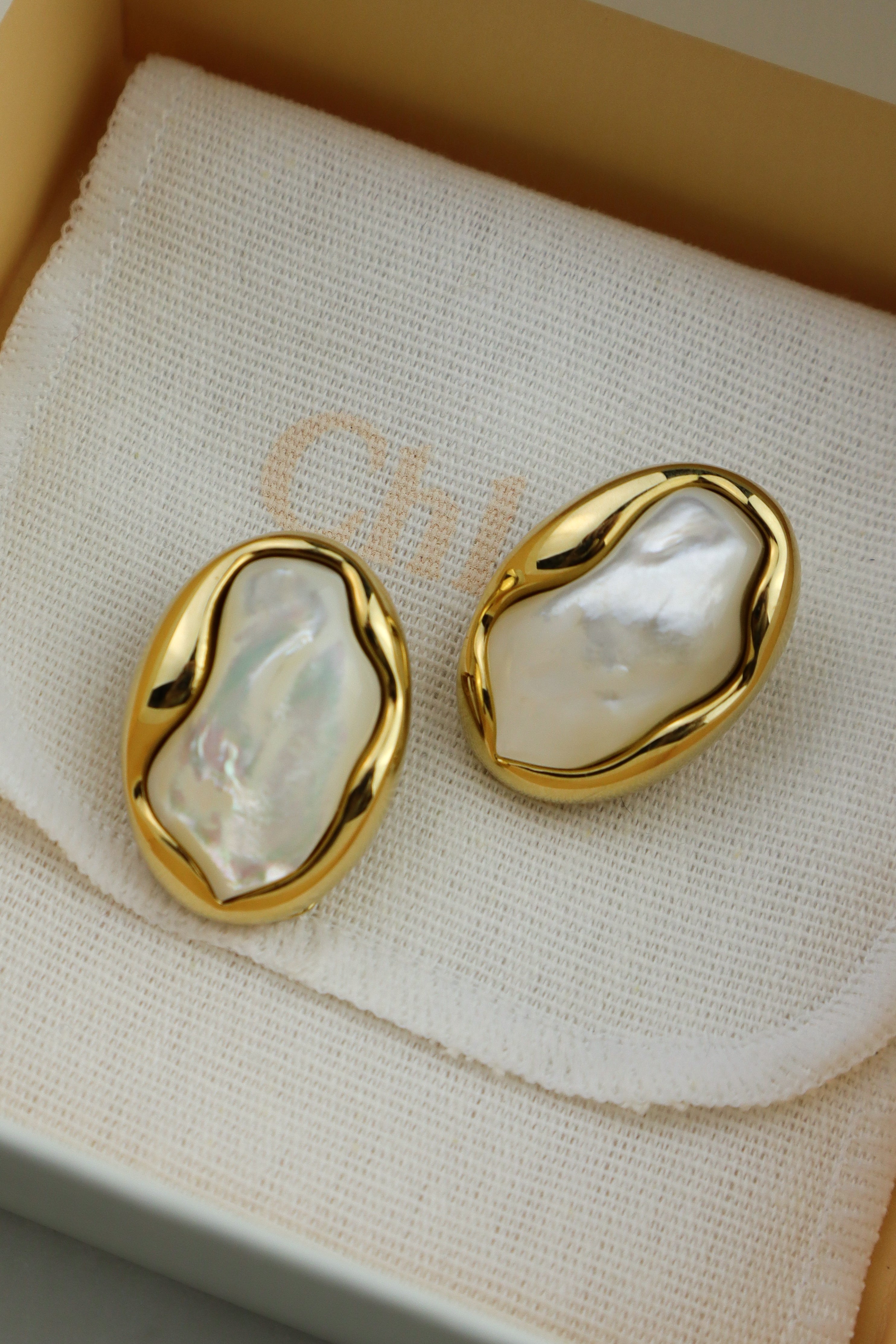 Chloé - klipsy z perłą barokową złocona oprawa, kolekcja FW23 Chloé Baroque Pearl