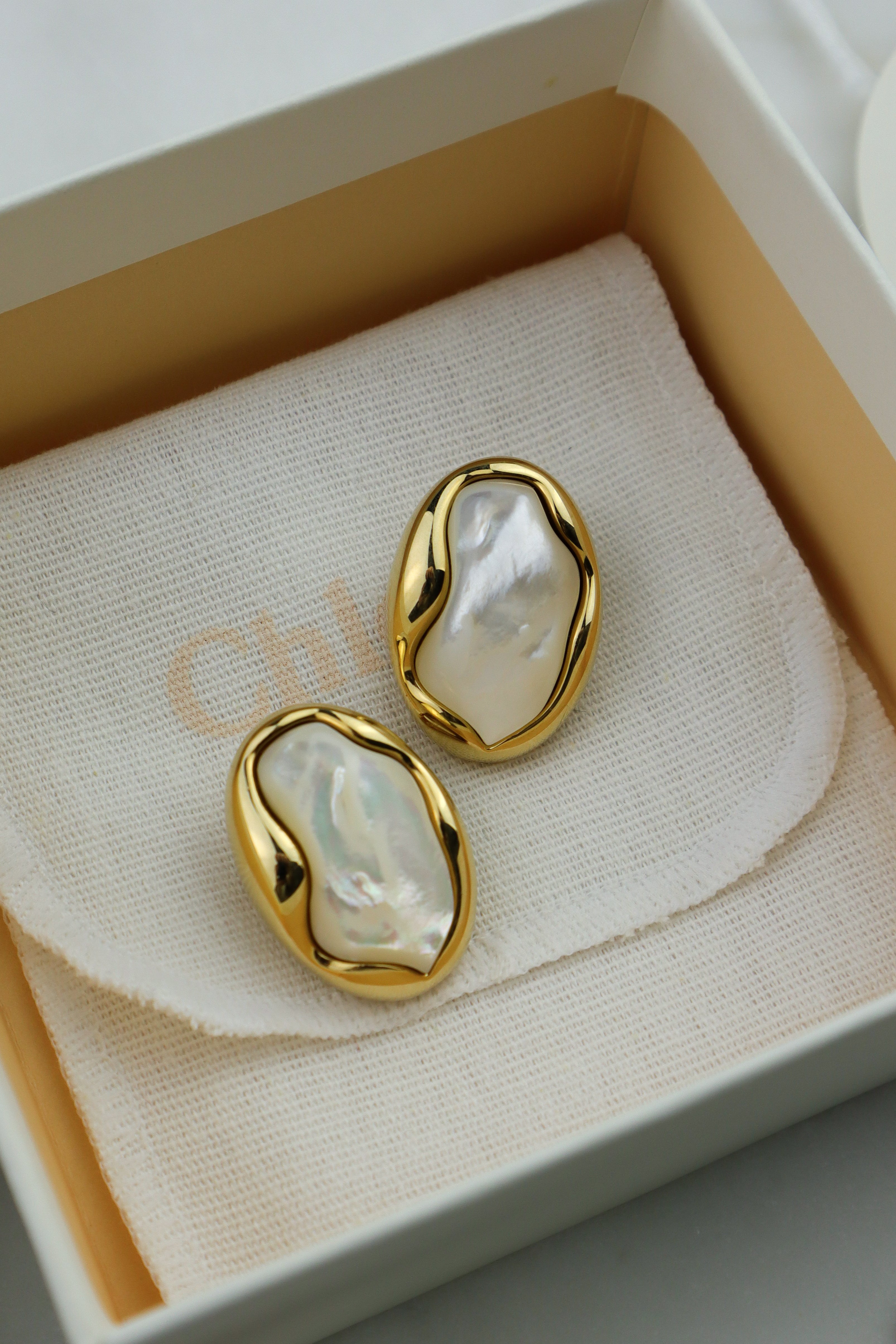 Chloé - klipsy z perłą barokową złocona oprawa, kolekcja FW23 Chloé Baroque Pearl
