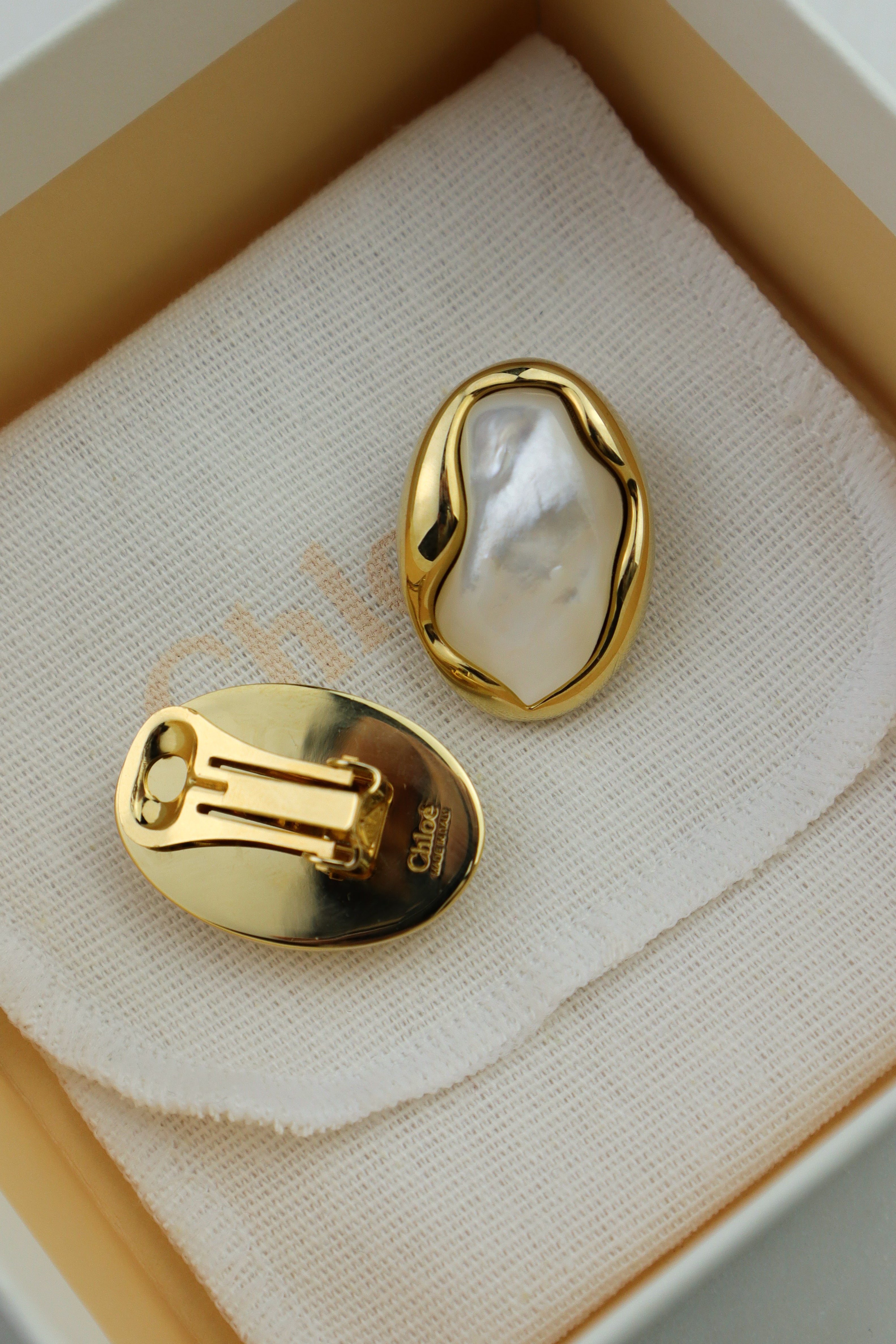 Chloé - klipsy z perłą barokową złocona oprawa, kolekcja FW23 Chloé Baroque Pearl