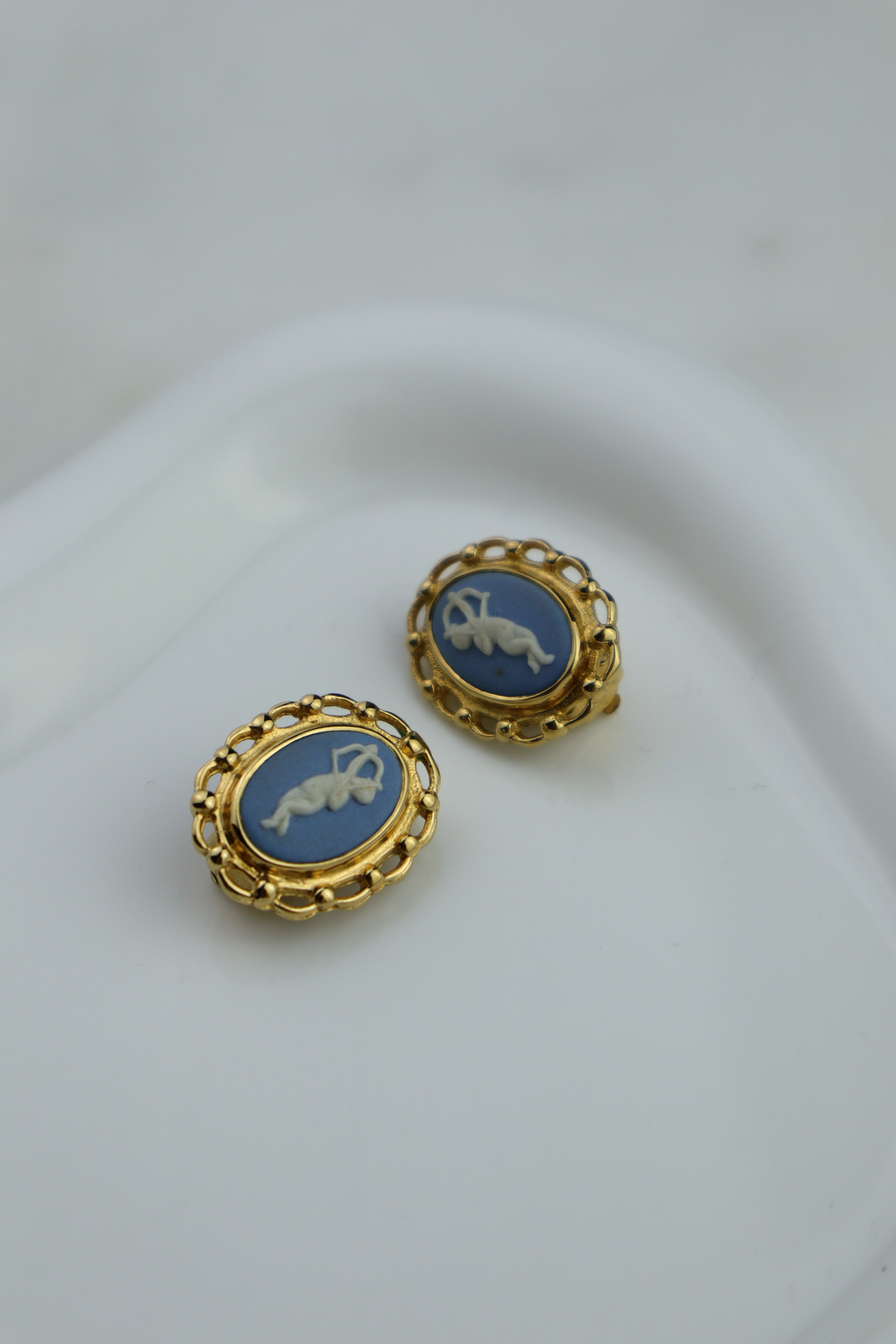 Wedgwood - klipsy złote owalne z niebieską jaspisem