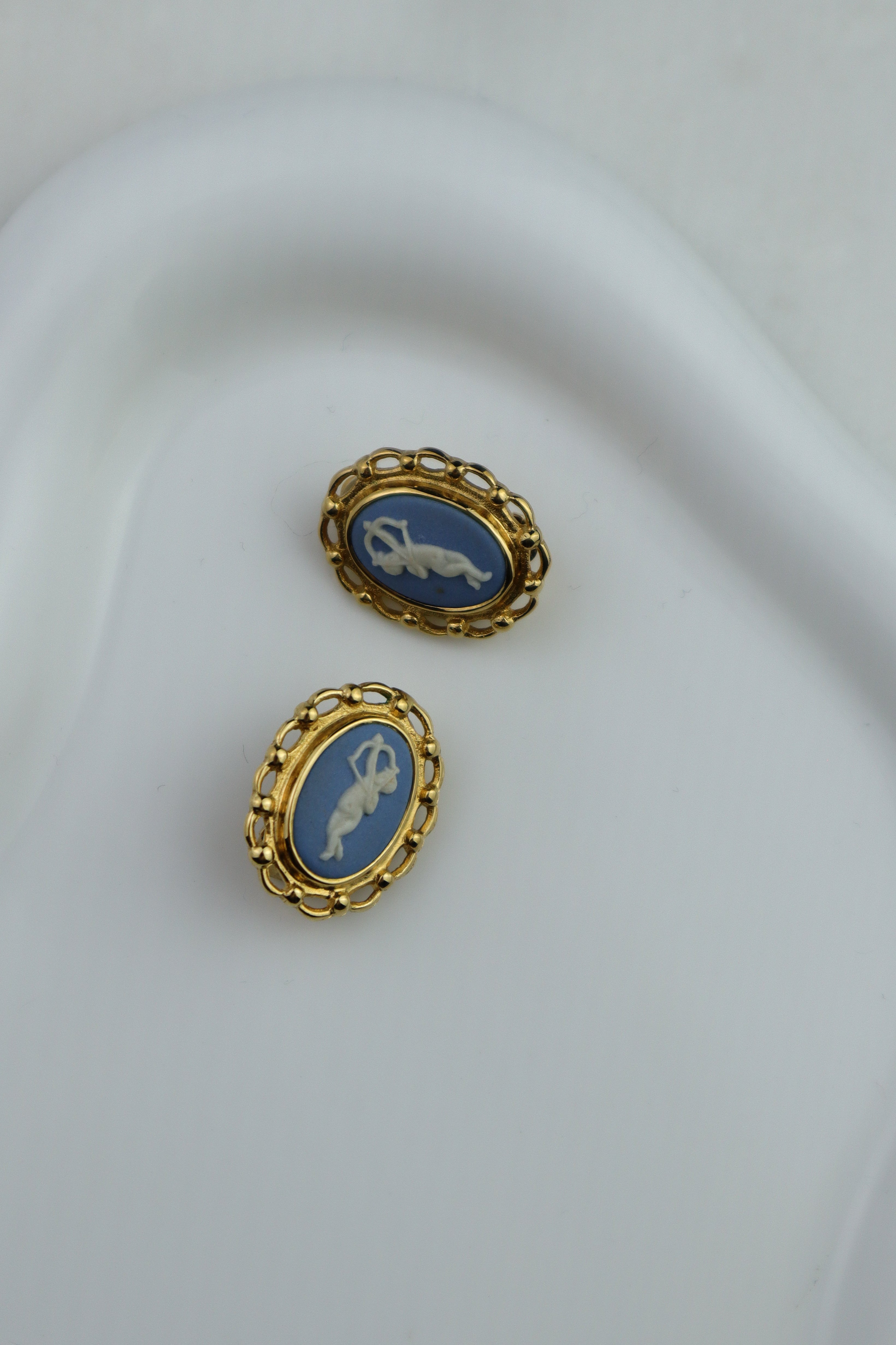 Wedgwood - klipsy złote owalne z niebieską jaspisem