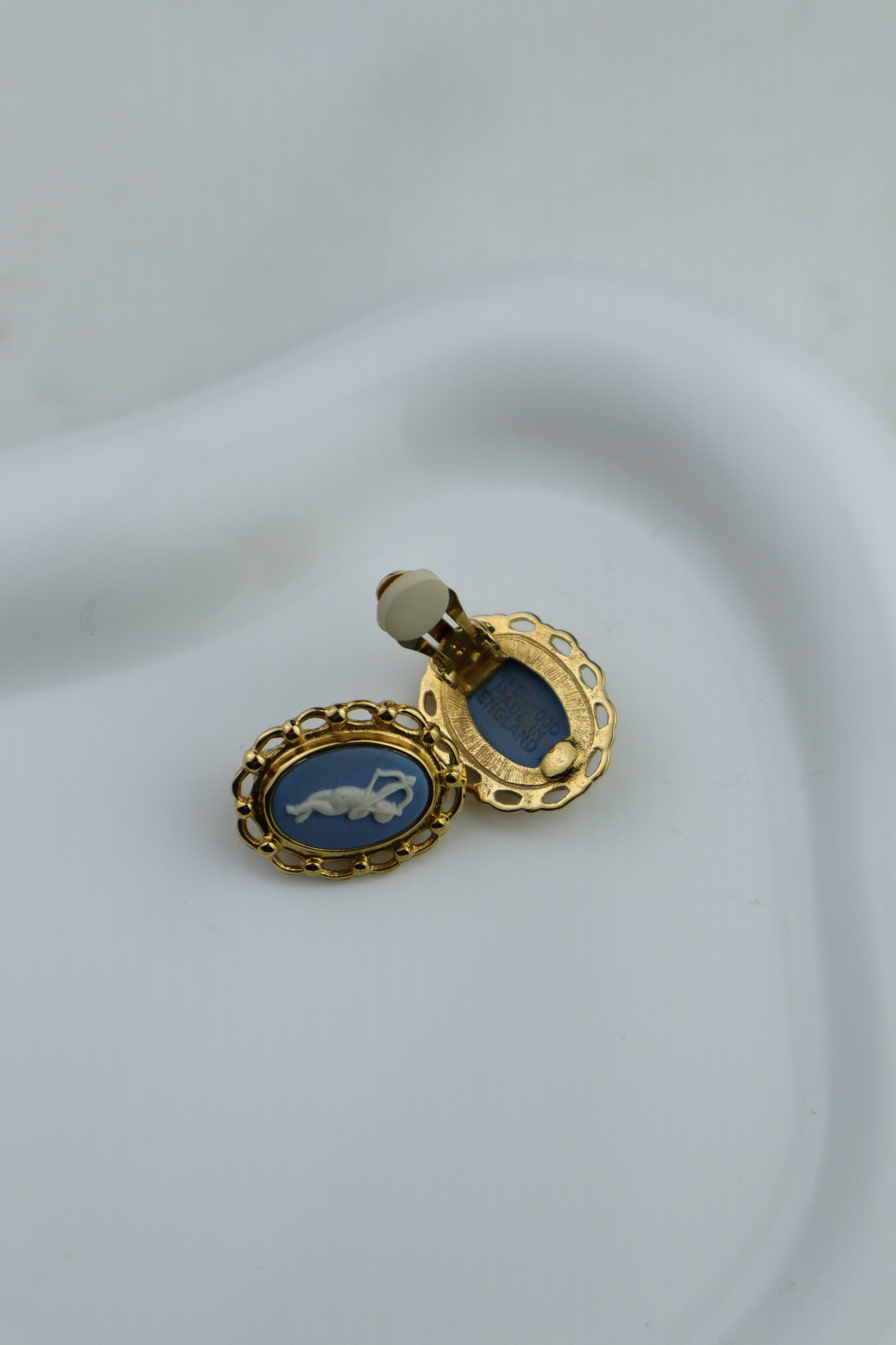 Wedgwood - klipsy złote owalne z niebieską jaspisem