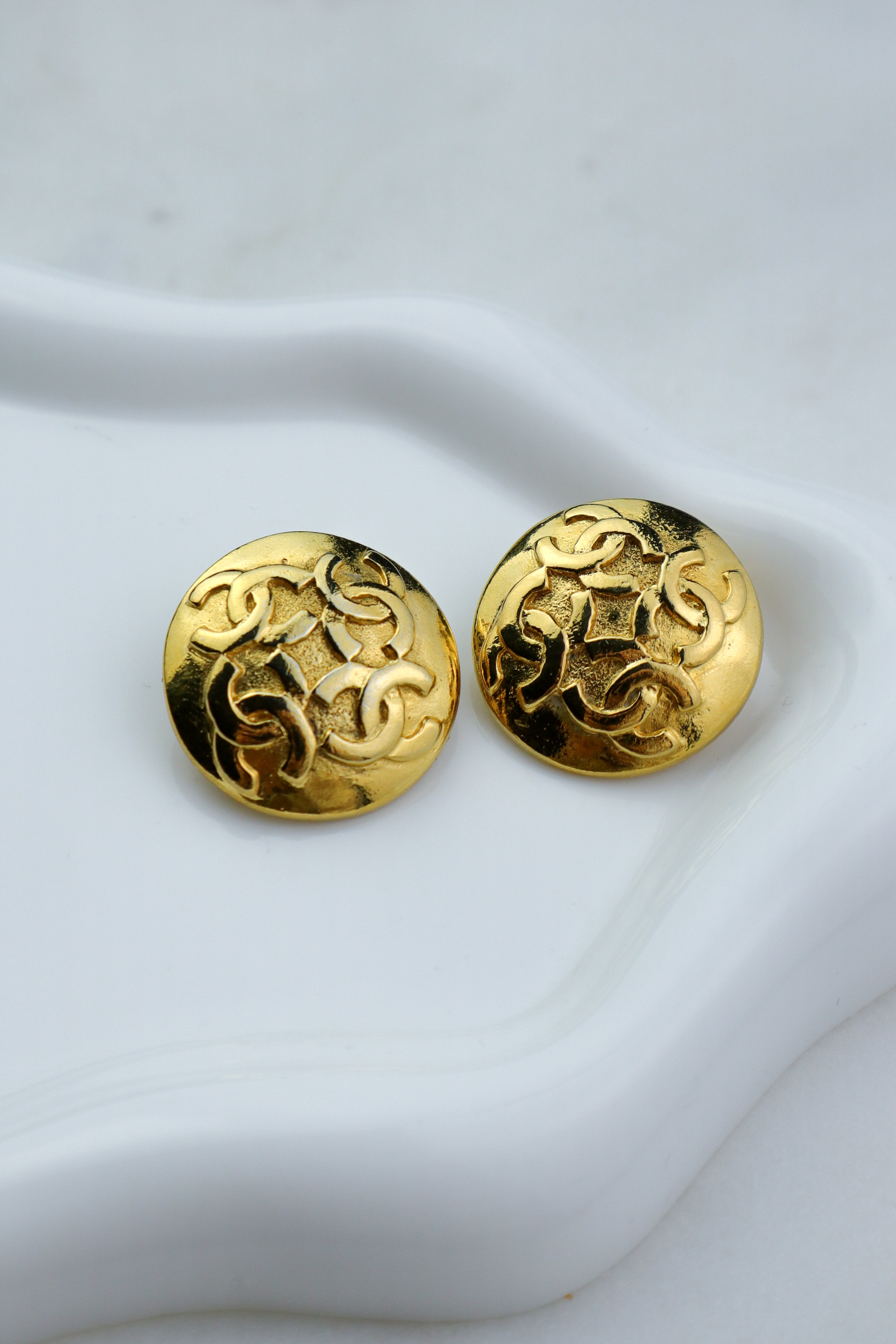 Chanel - okrągłe, złocone klipsy vintage  wielokrotne CC