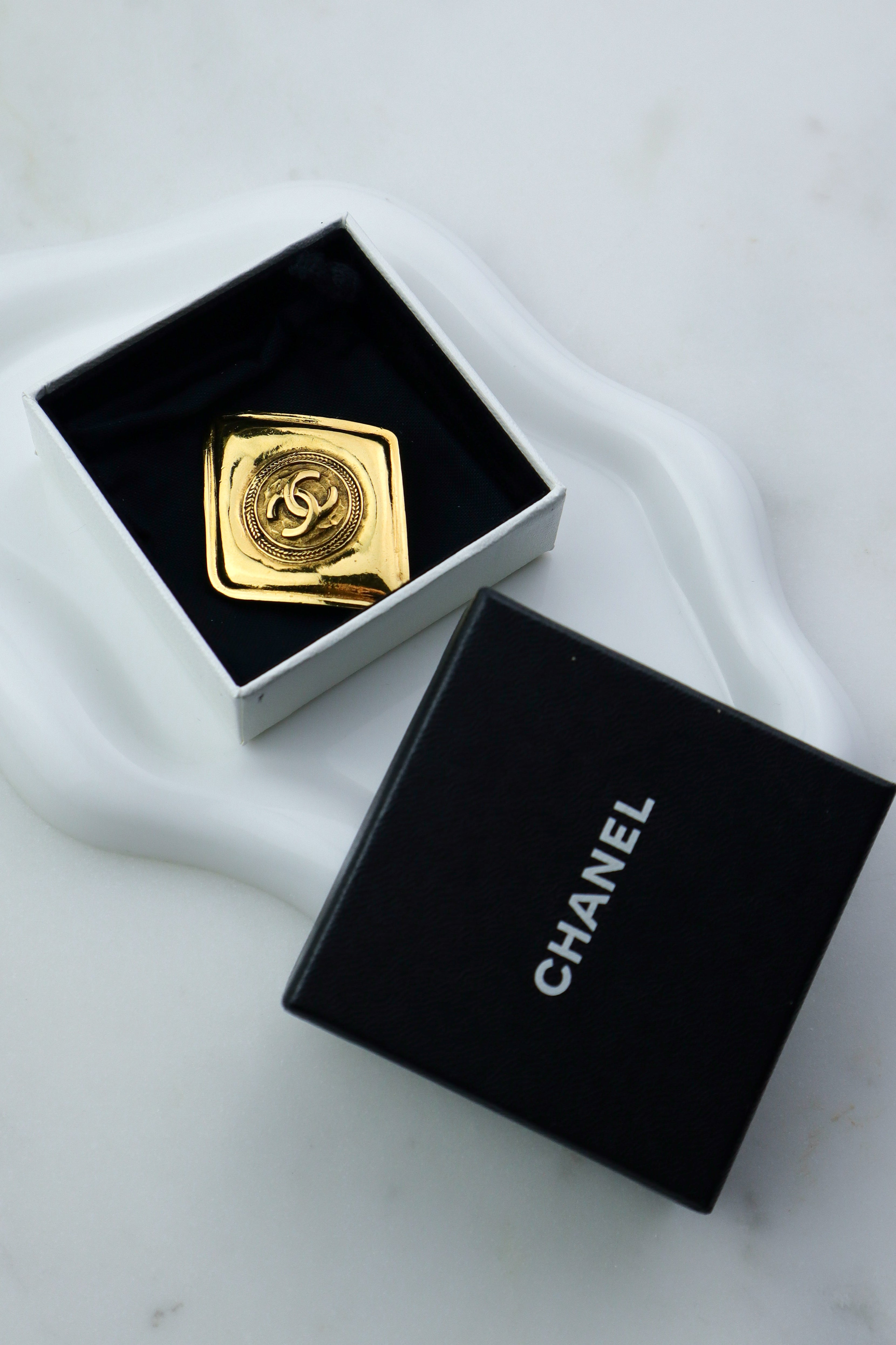 Chanel - vintage broszka CC