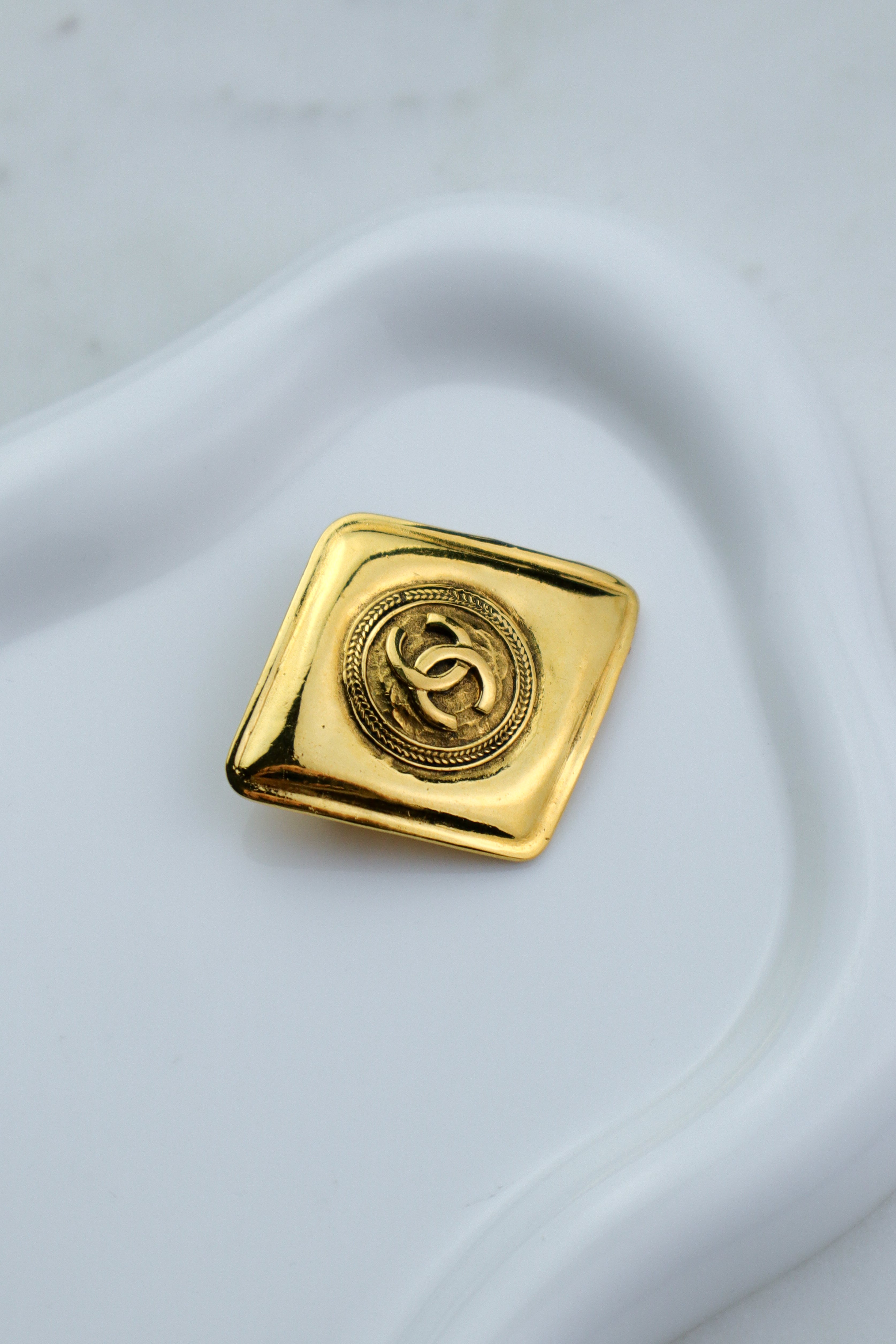 Chanel - vintage broszka CC