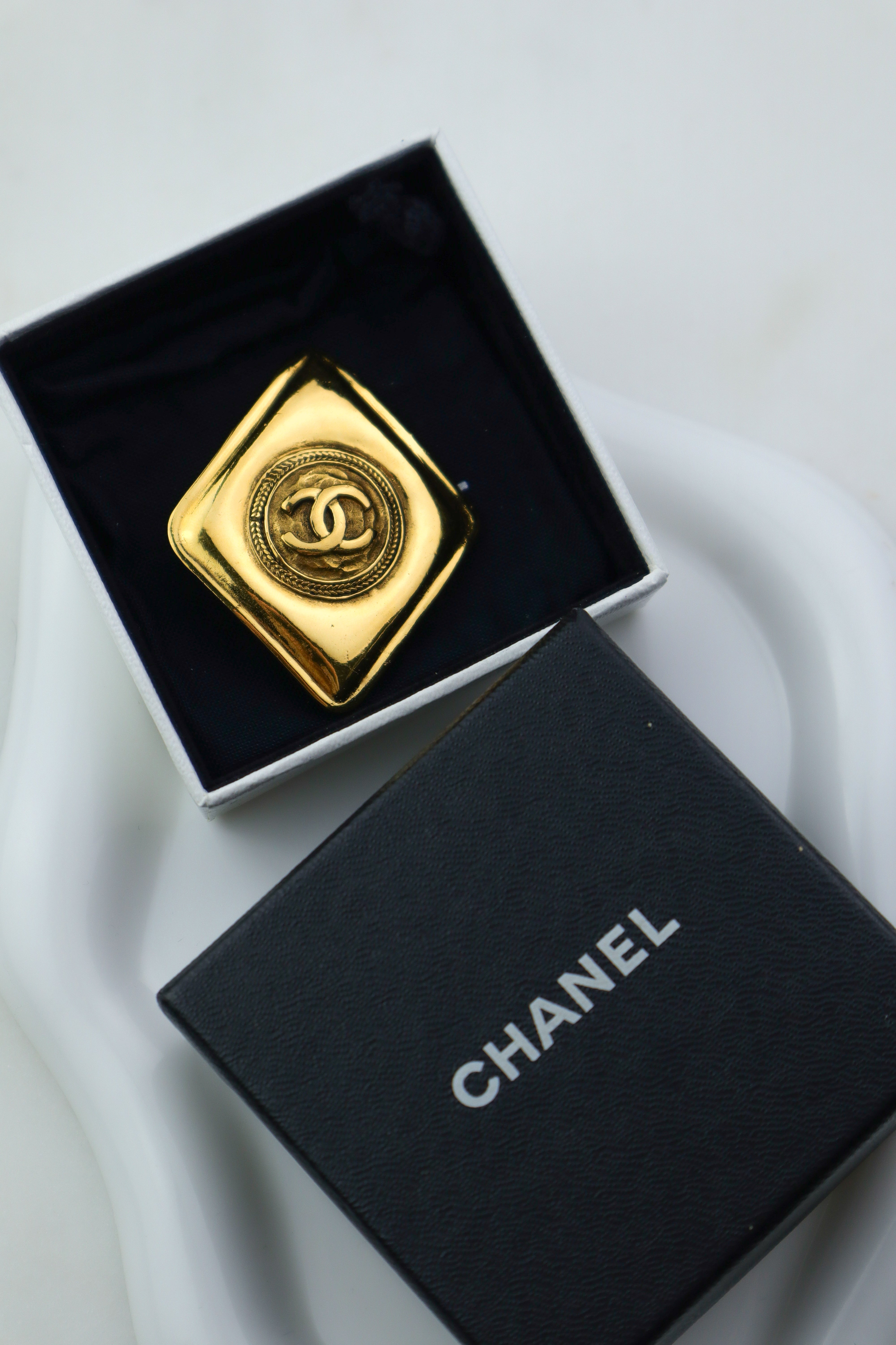 Chanel - vintage broszka CC