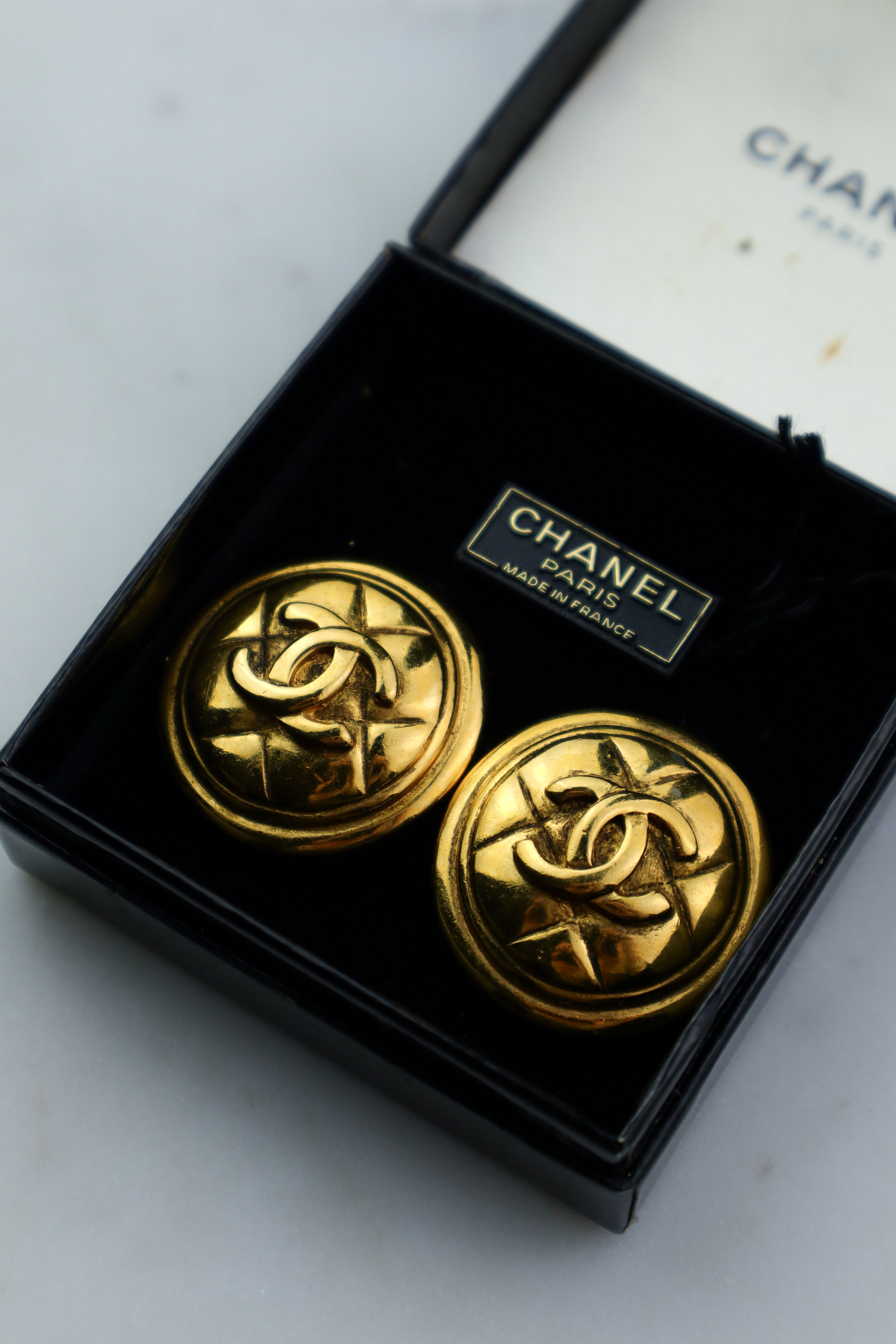 Chanel - pikowane klipsy vintage "matelassé" (większe)