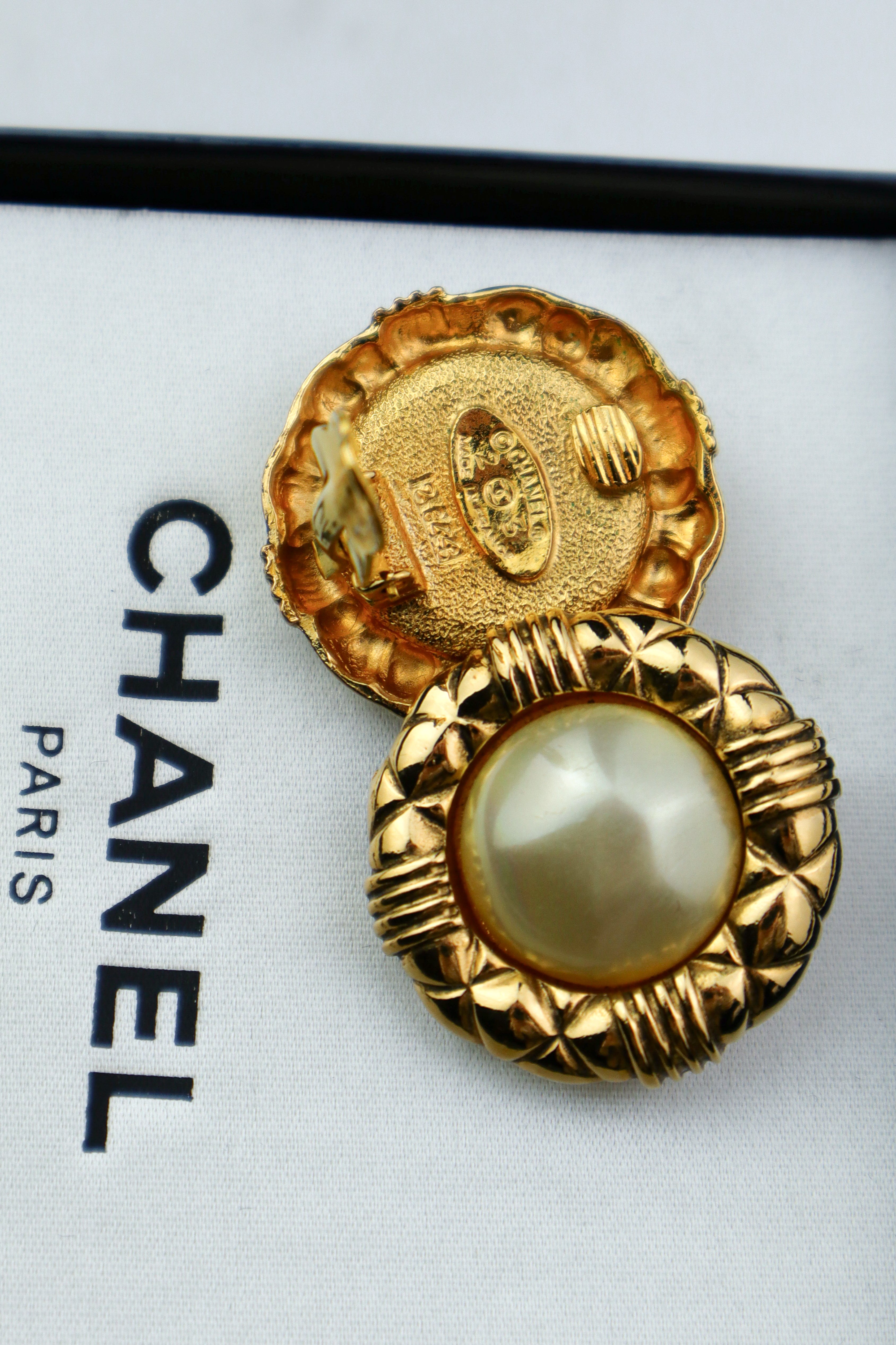 Chanel - vintage klipsy z perłą sezon 23, 1984/85