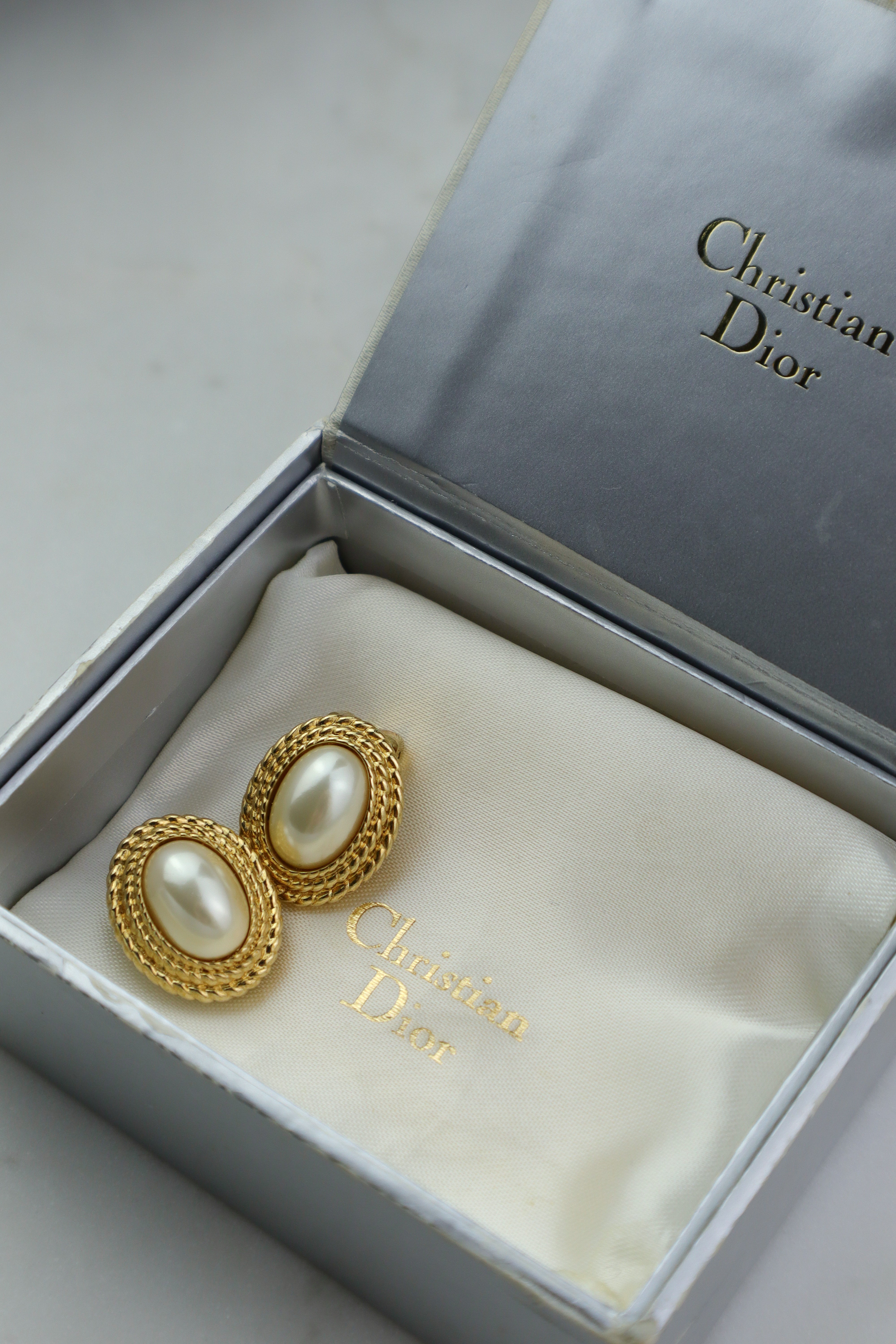 Christian Dior - owalne klipsy vintage z perłą cabochon