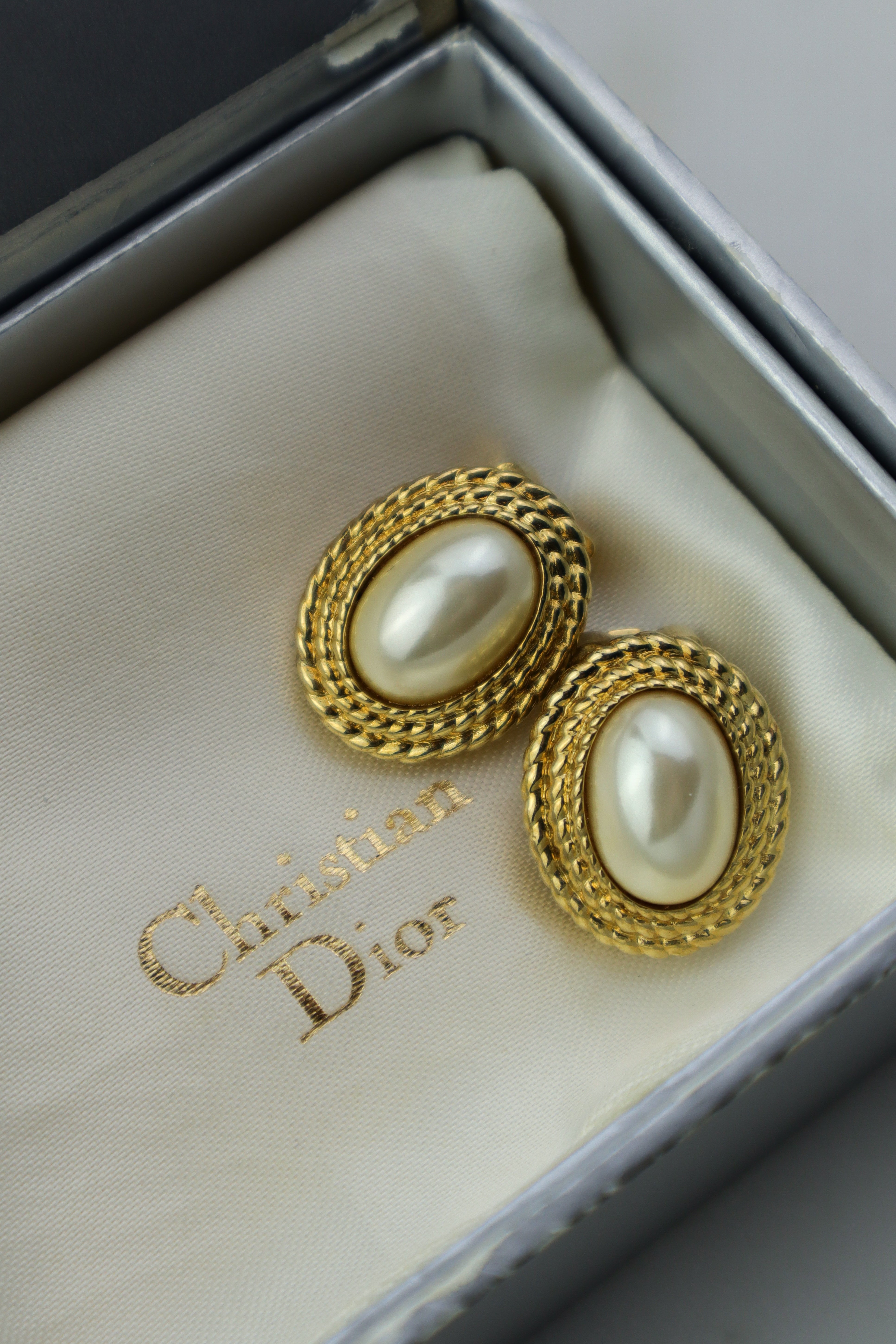 Christian Dior - owalne klipsy vintage z perłą cabochon