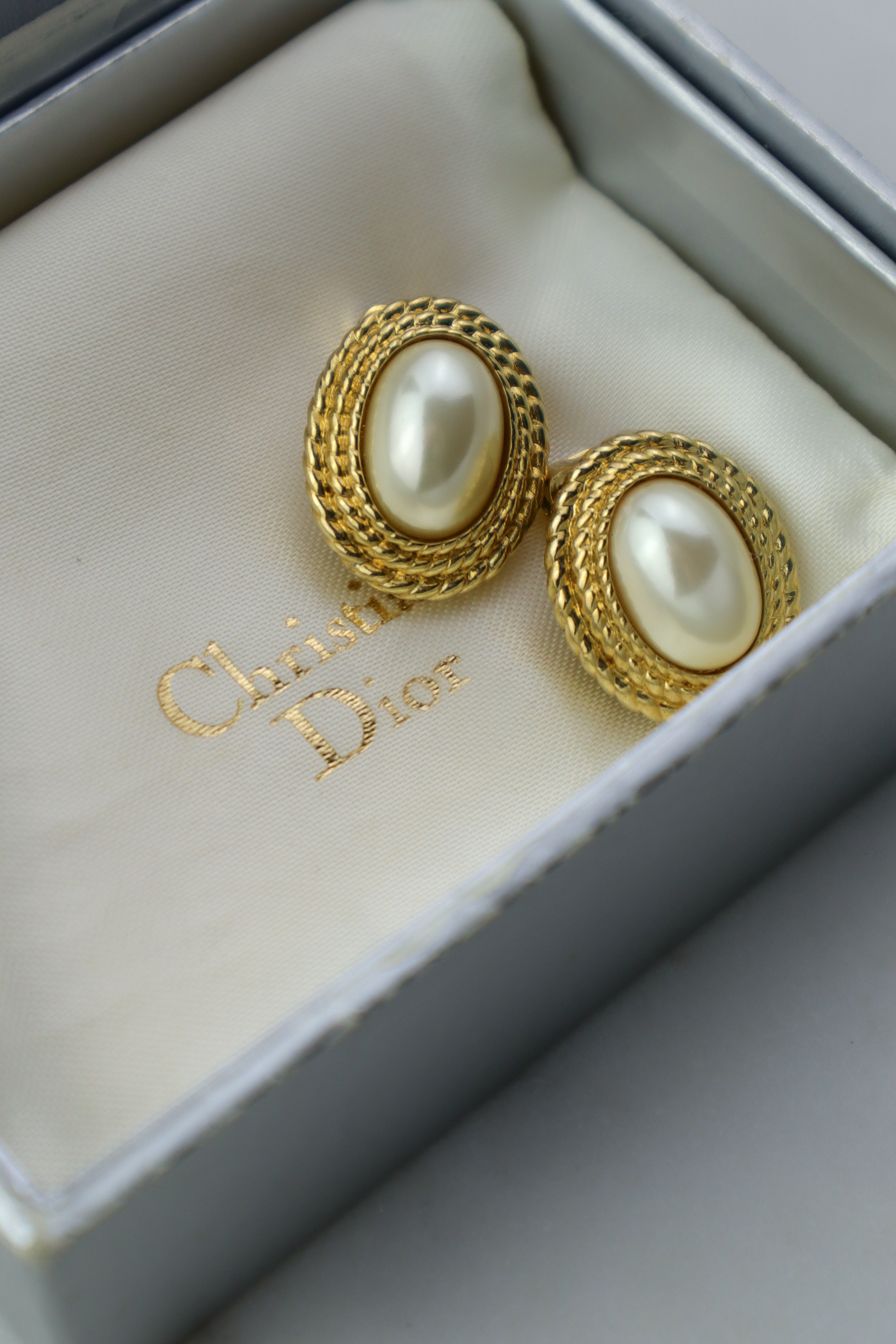 Christian Dior - owalne klipsy vintage z perłą cabochon