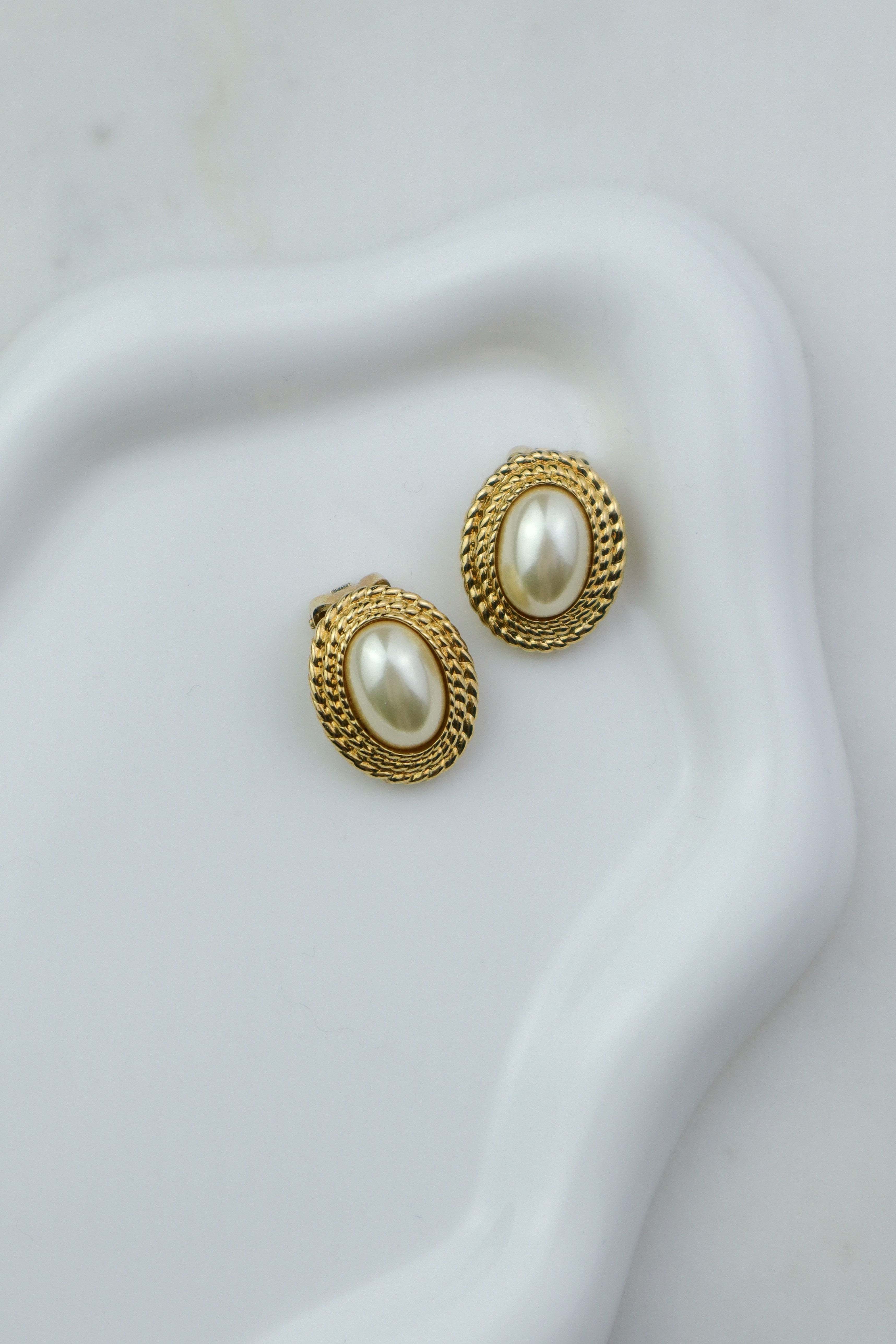 Christian Dior - owalne klipsy vintage z perłą cabochon