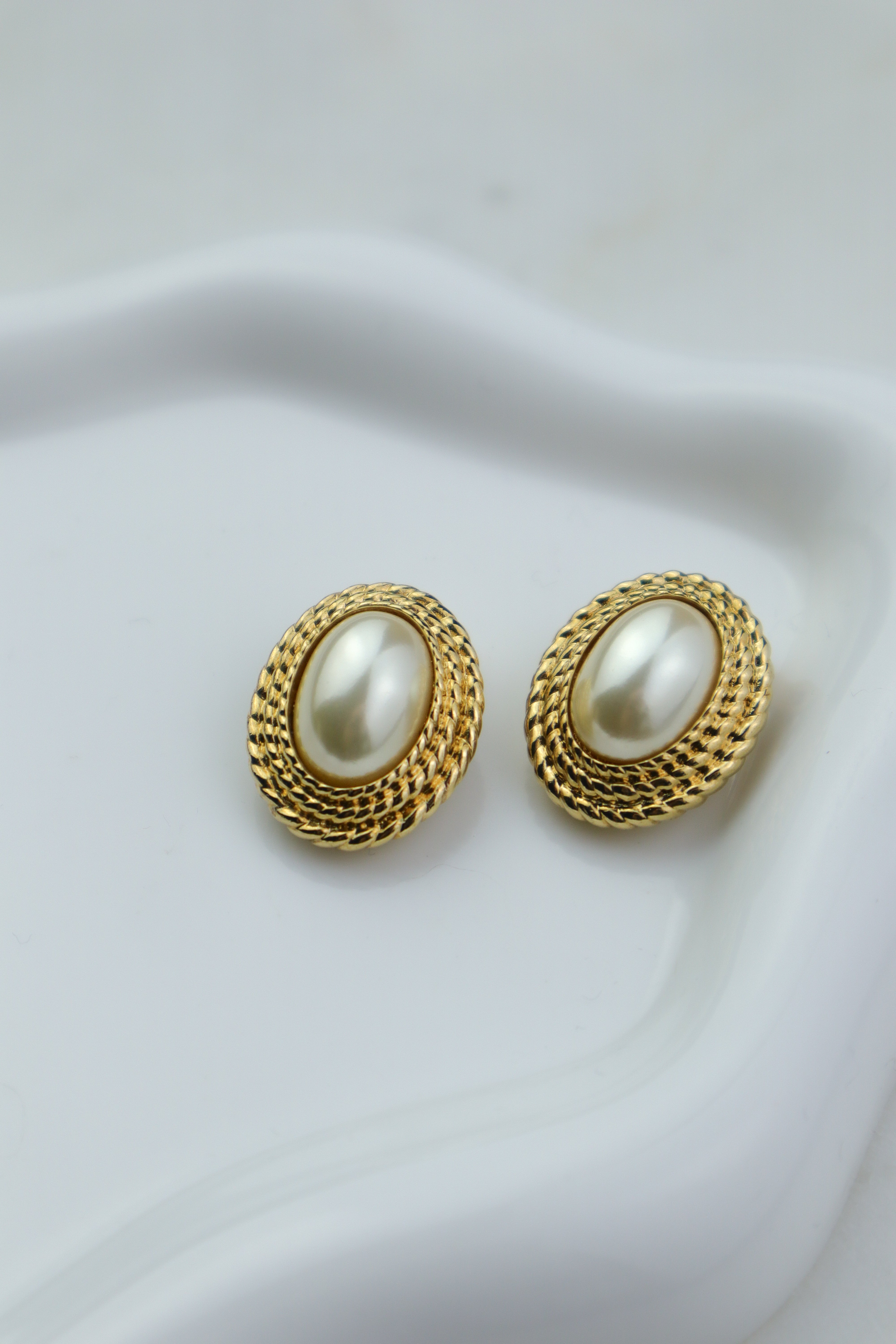 Christian Dior - owalne klipsy vintage z perłą cabochon