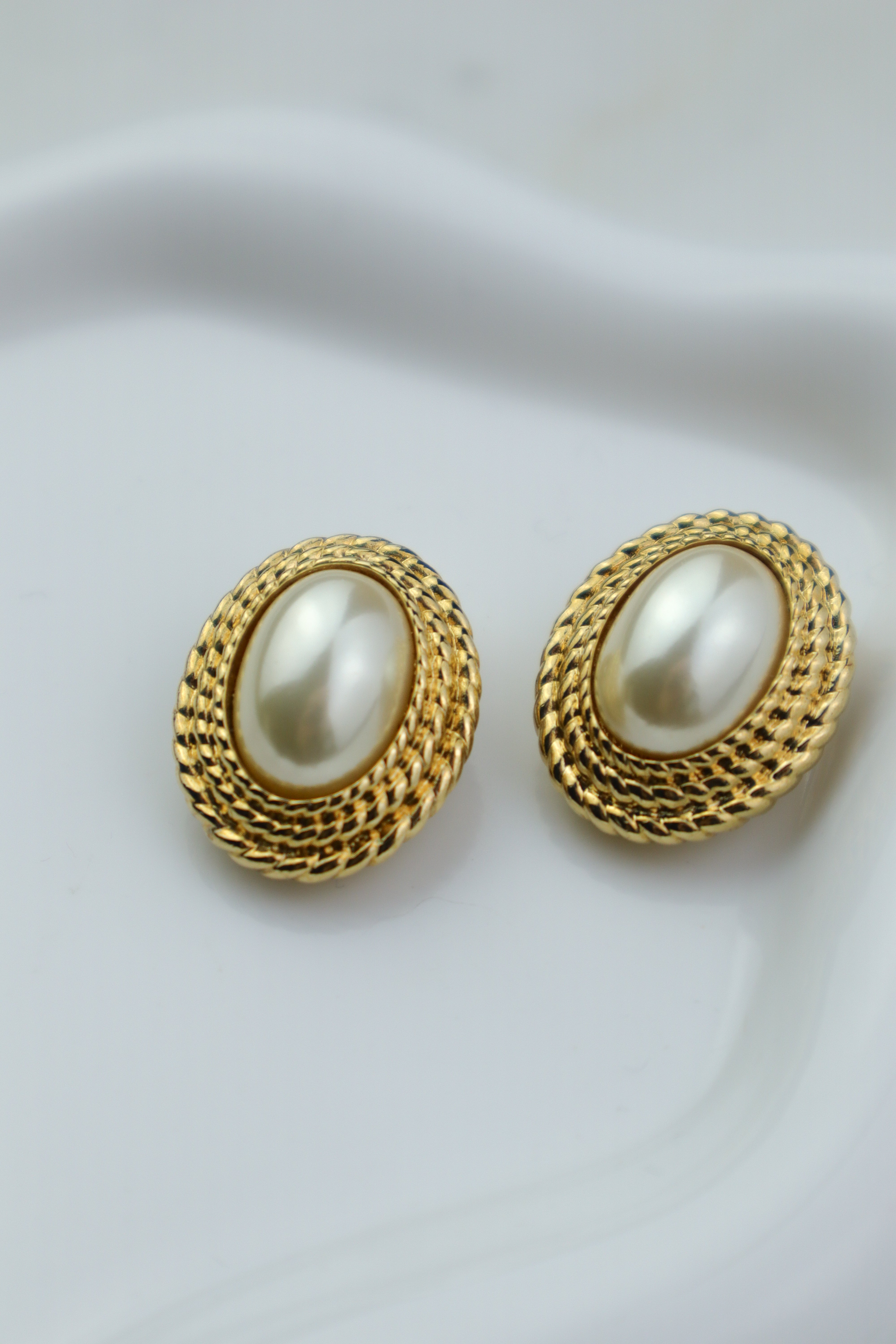 Christian Dior - owalne klipsy vintage z perłą cabochon