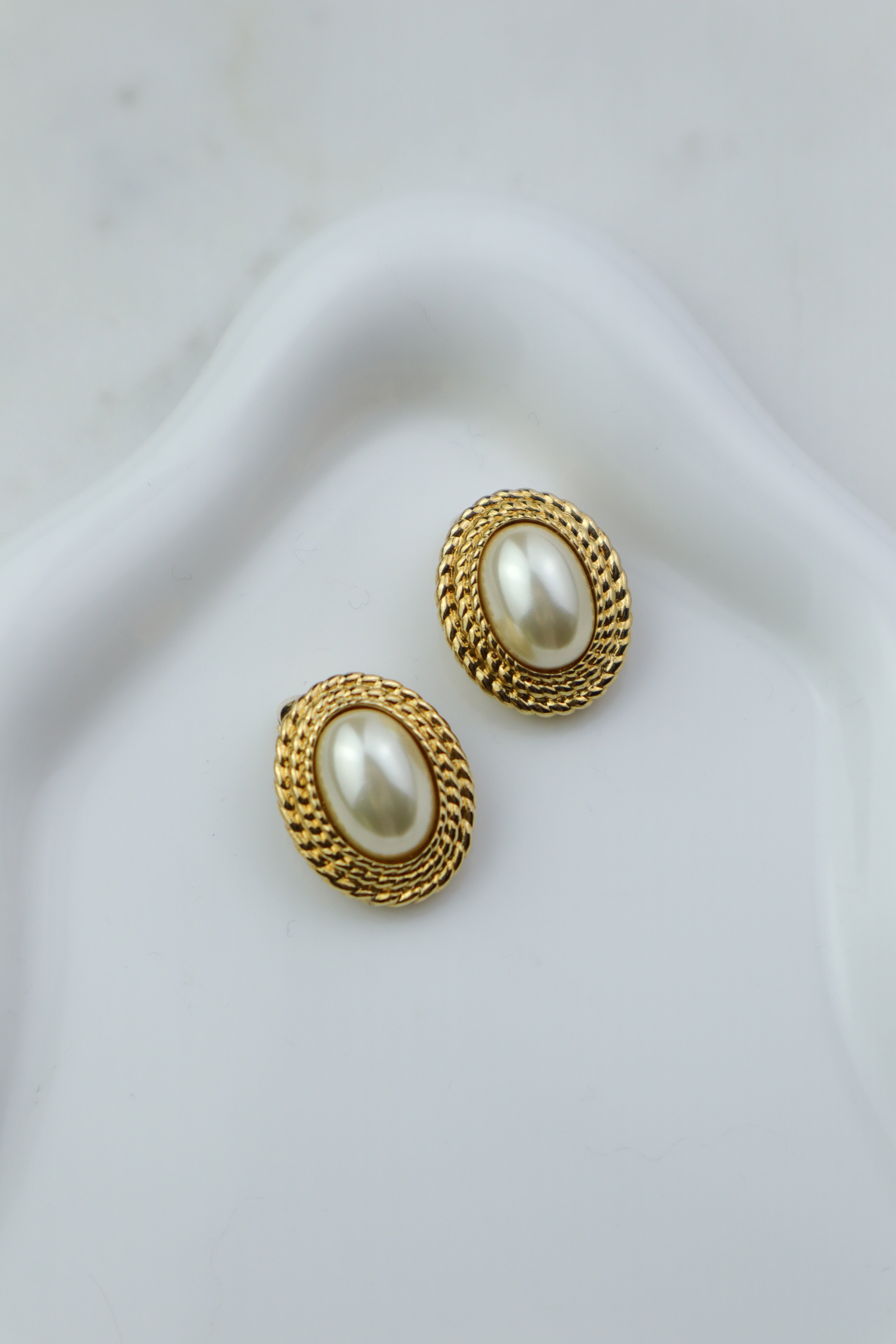 Christian Dior - owalne klipsy vintage z perłą cabochon