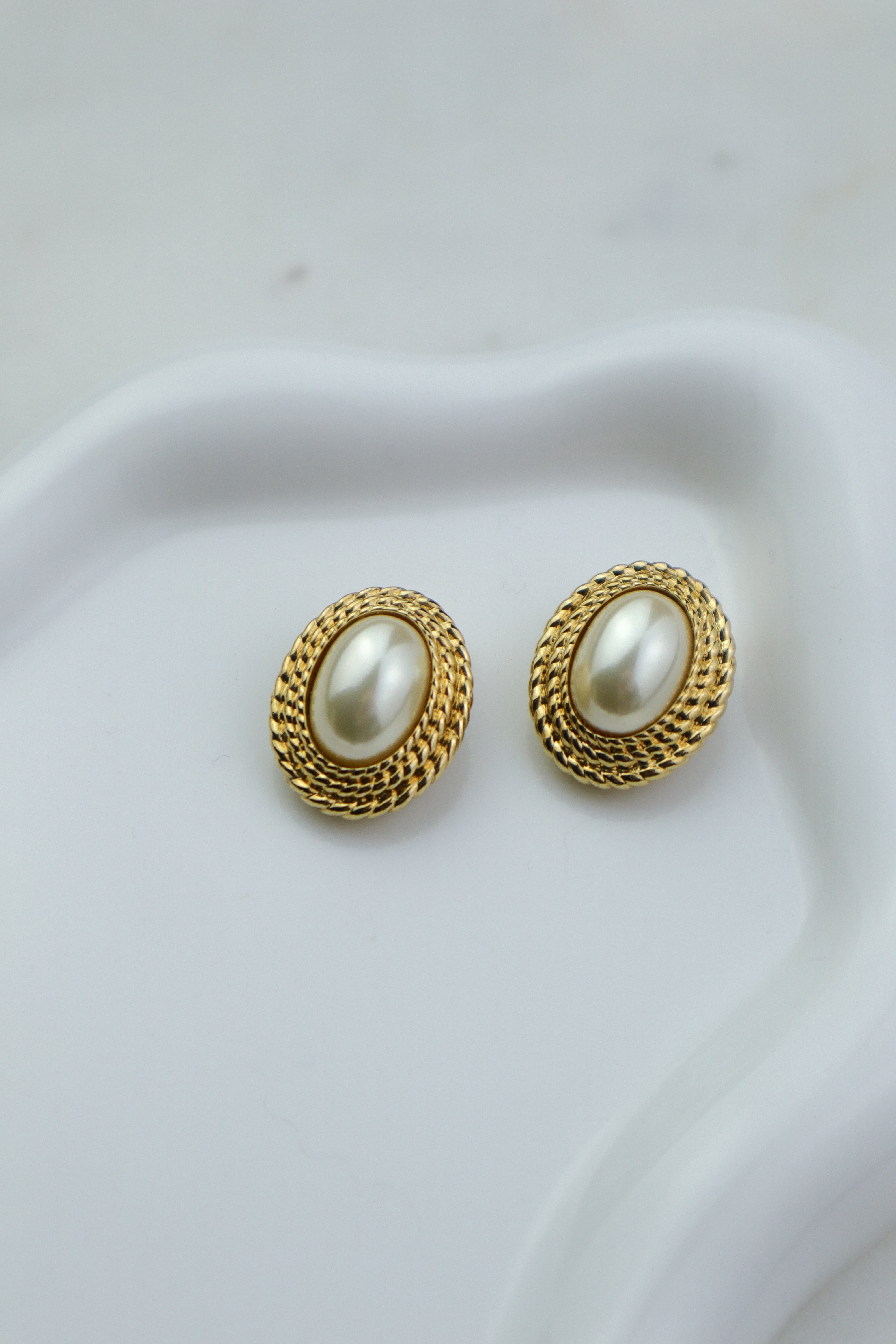 Christian Dior - owalne klipsy vintage z perłą cabochon