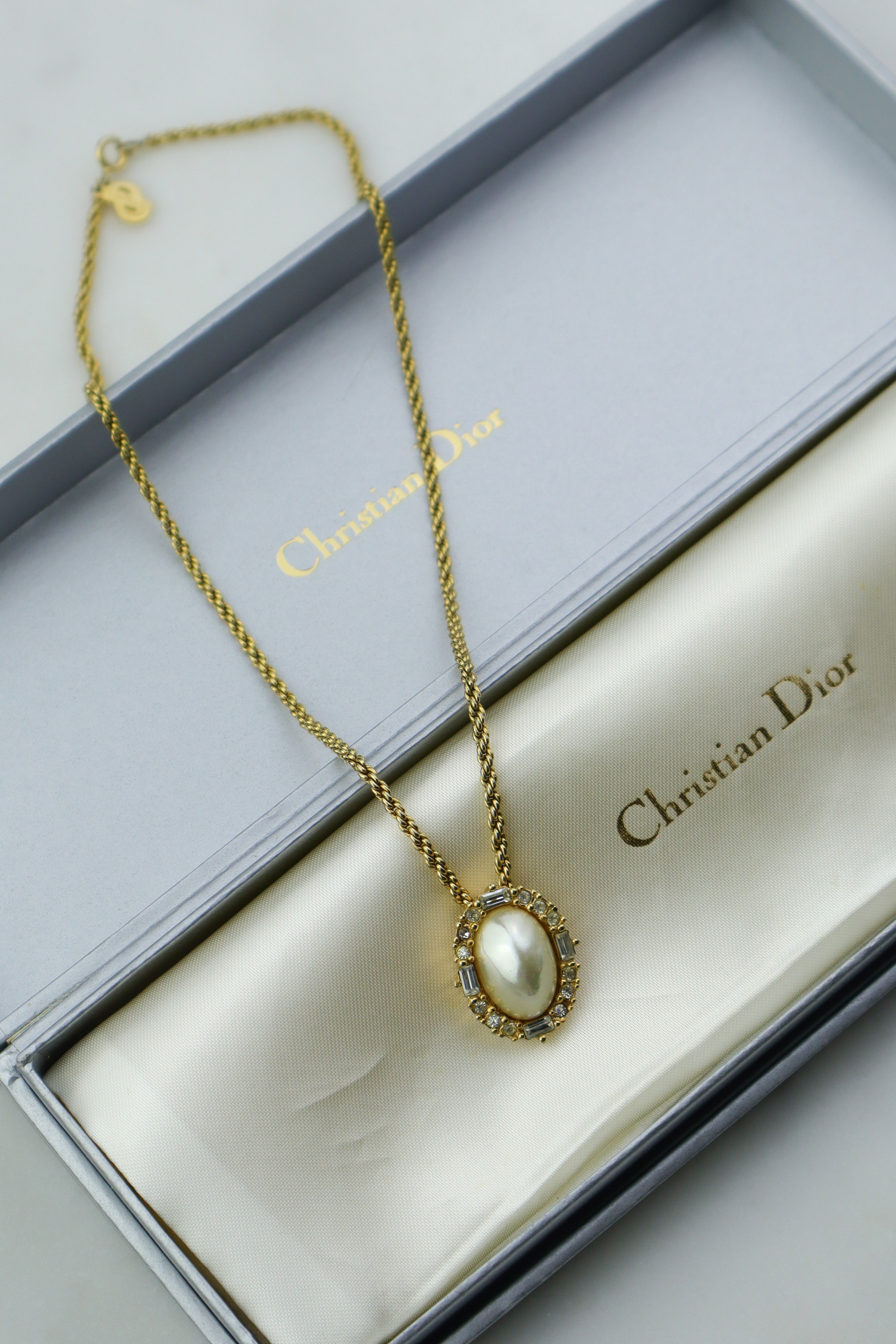 Christian Dior - naszyjnik z perłą i kryształkami