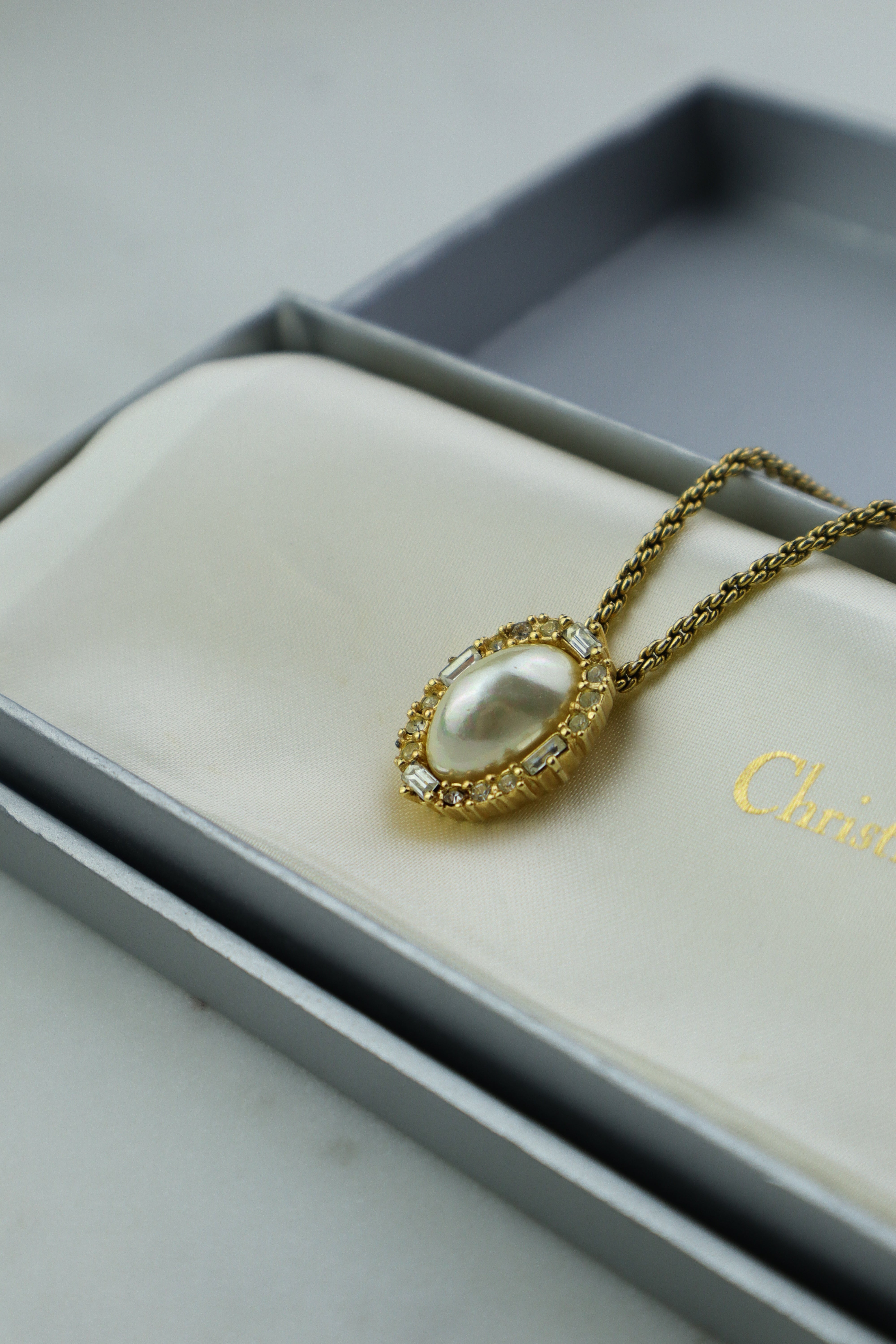 Christian Dior - naszyjnik z perłą i kryształkami