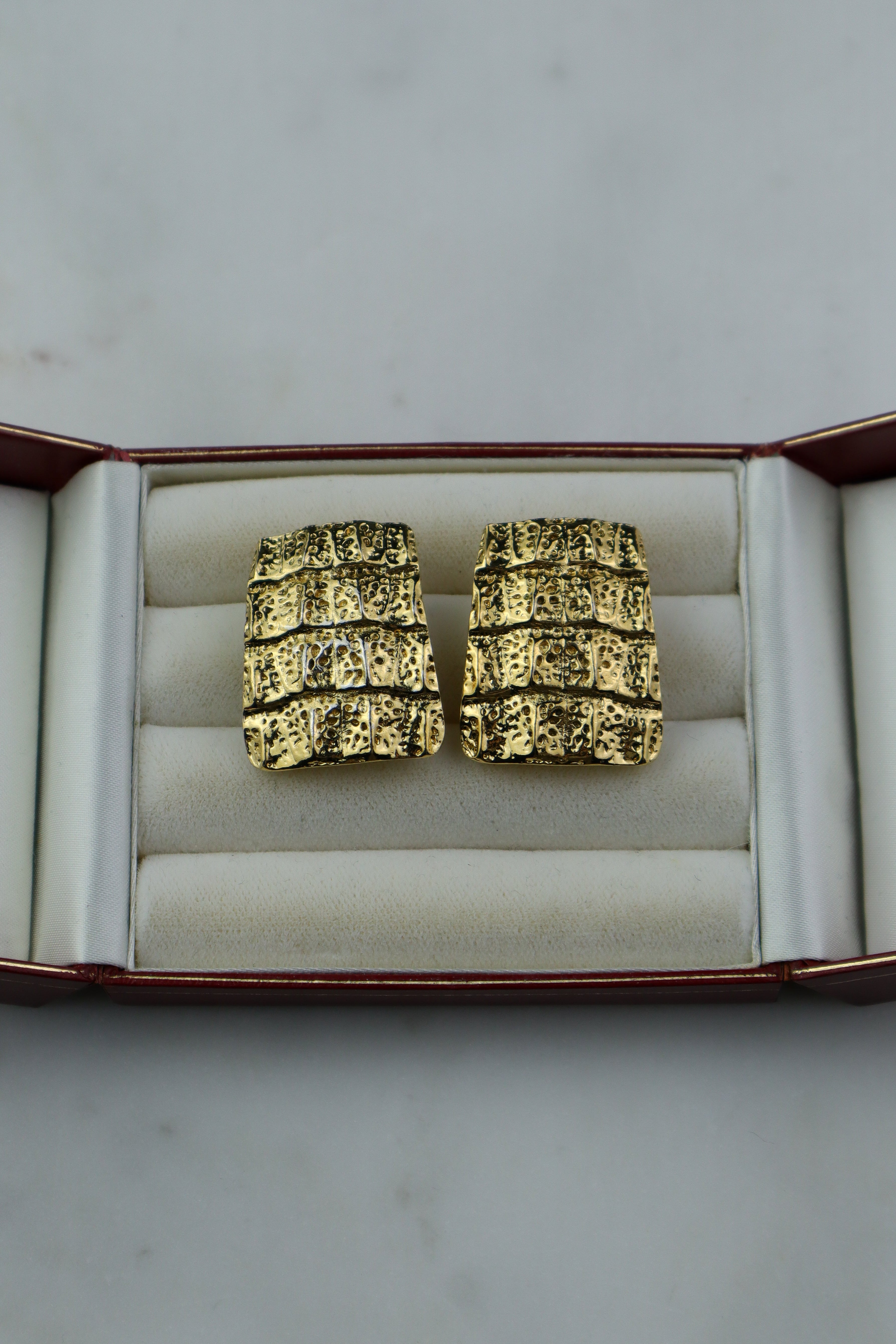 Yves Saint Laurent - złocone, teksturowane klipsy vintage