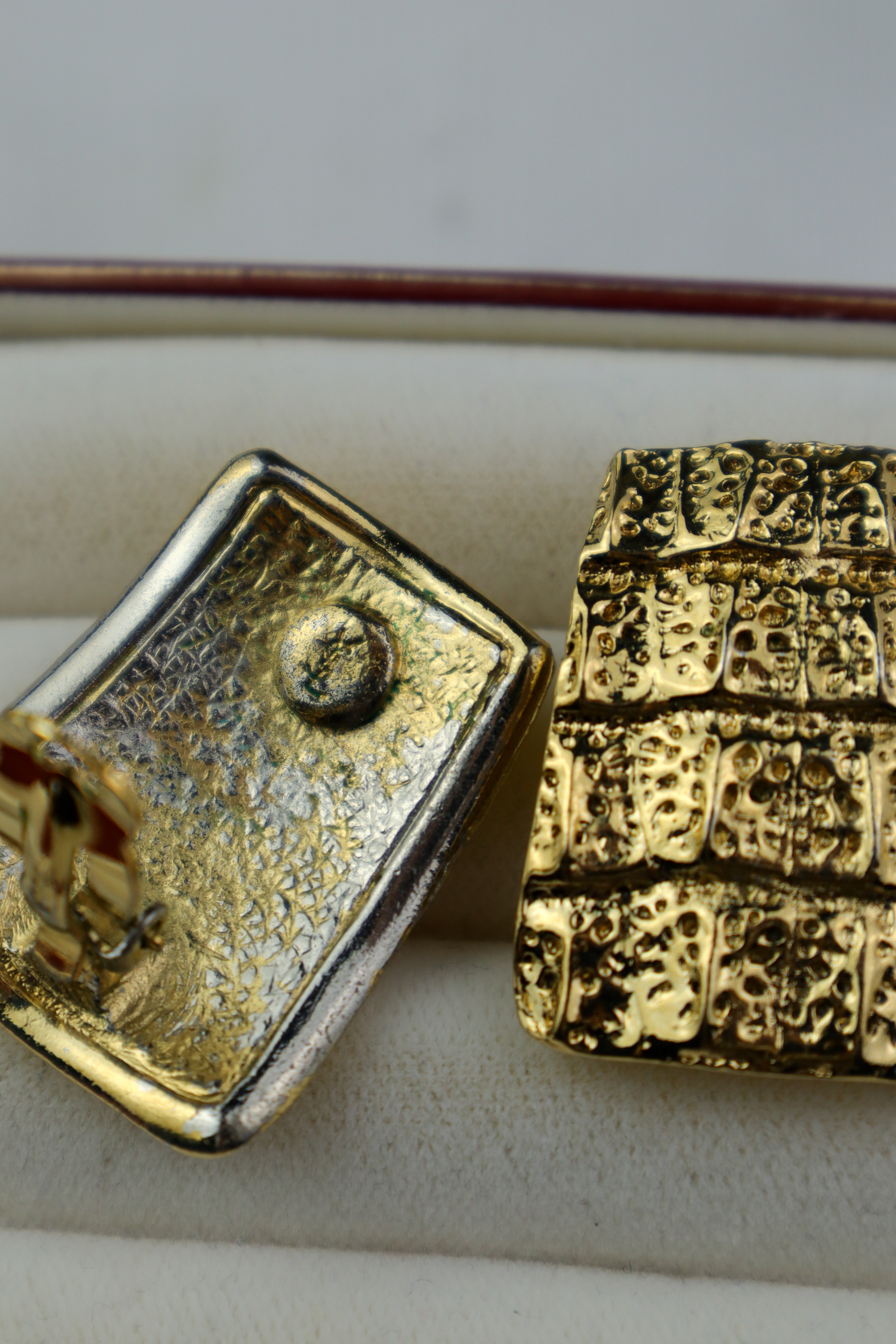 Yves Saint Laurent - złocone, teksturowane klipsy vintage