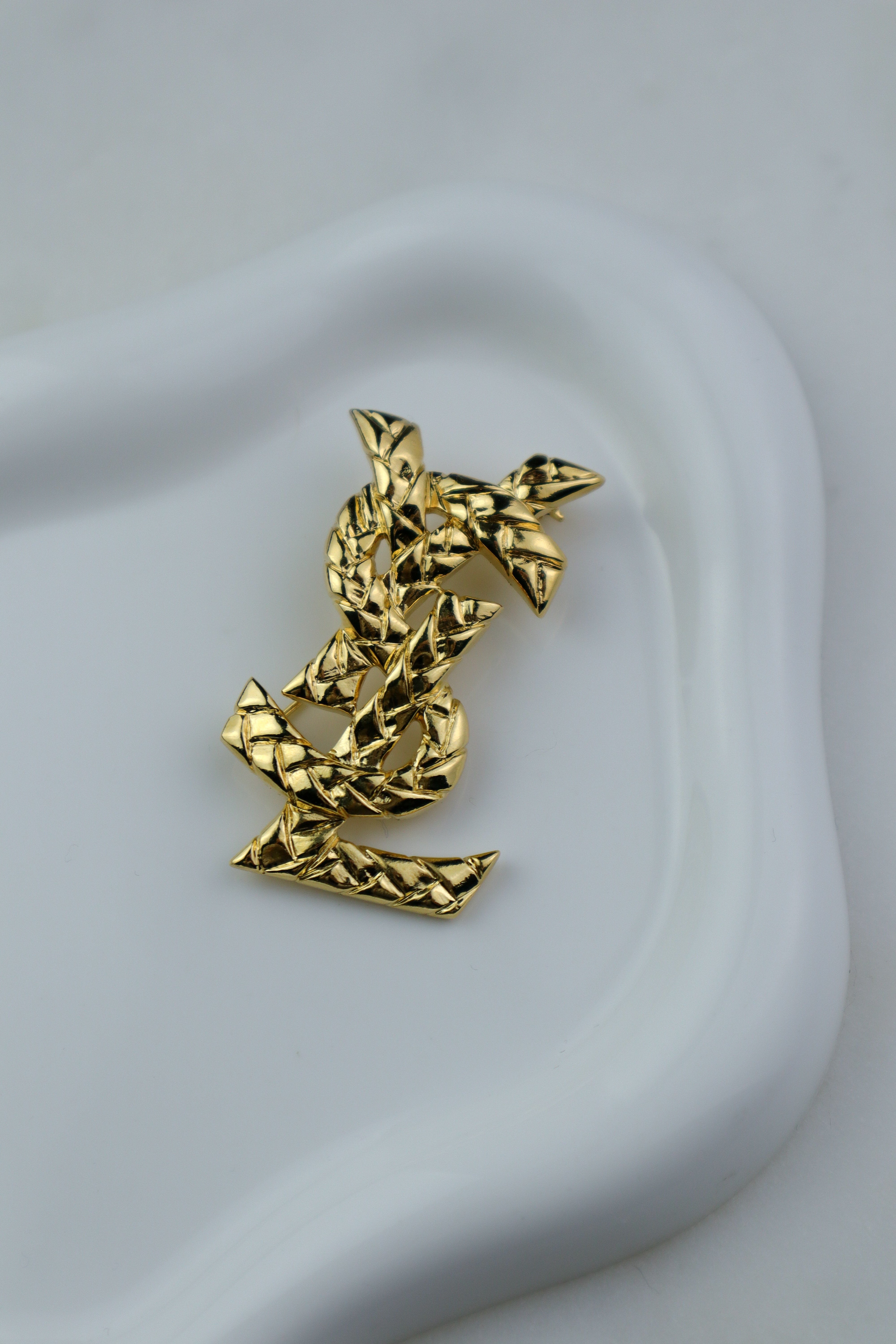Yves Saint Laurent - broszka monogram o młotkowanej strukturze