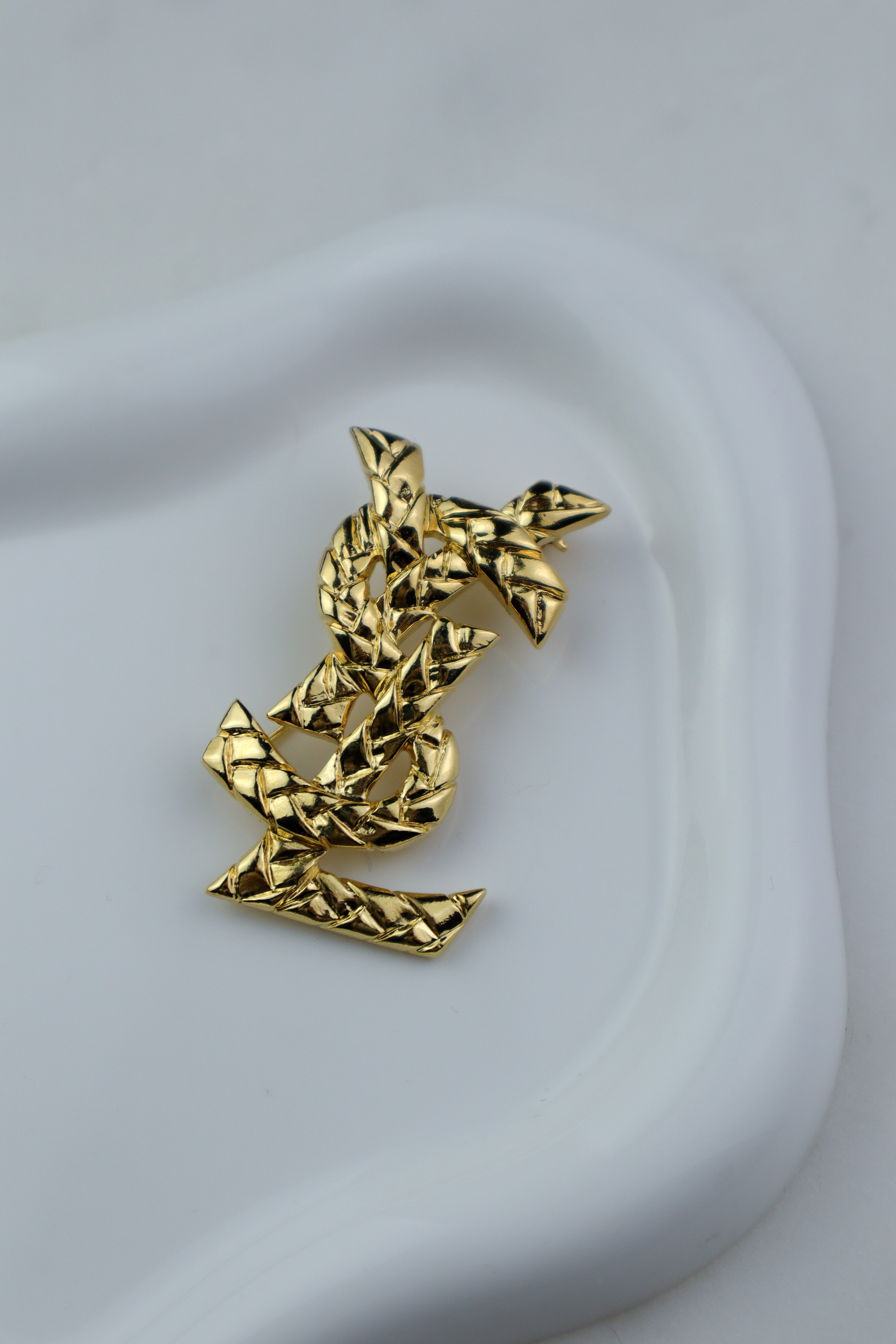 Yves Saint Laurent - broszka monogram o młotkowanej strukturze