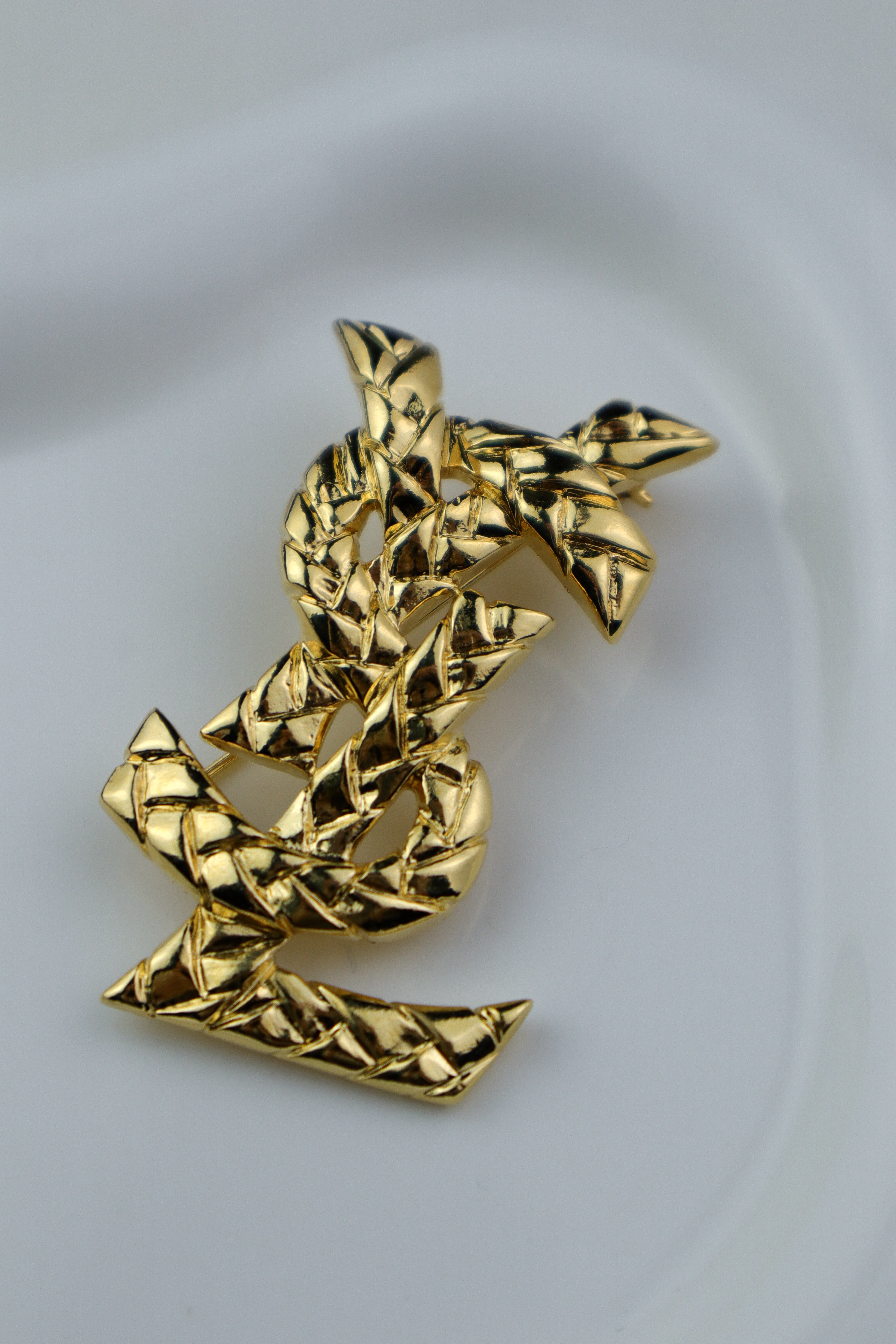 Yves Saint Laurent - broszka monogram o młotkowanej strukturze