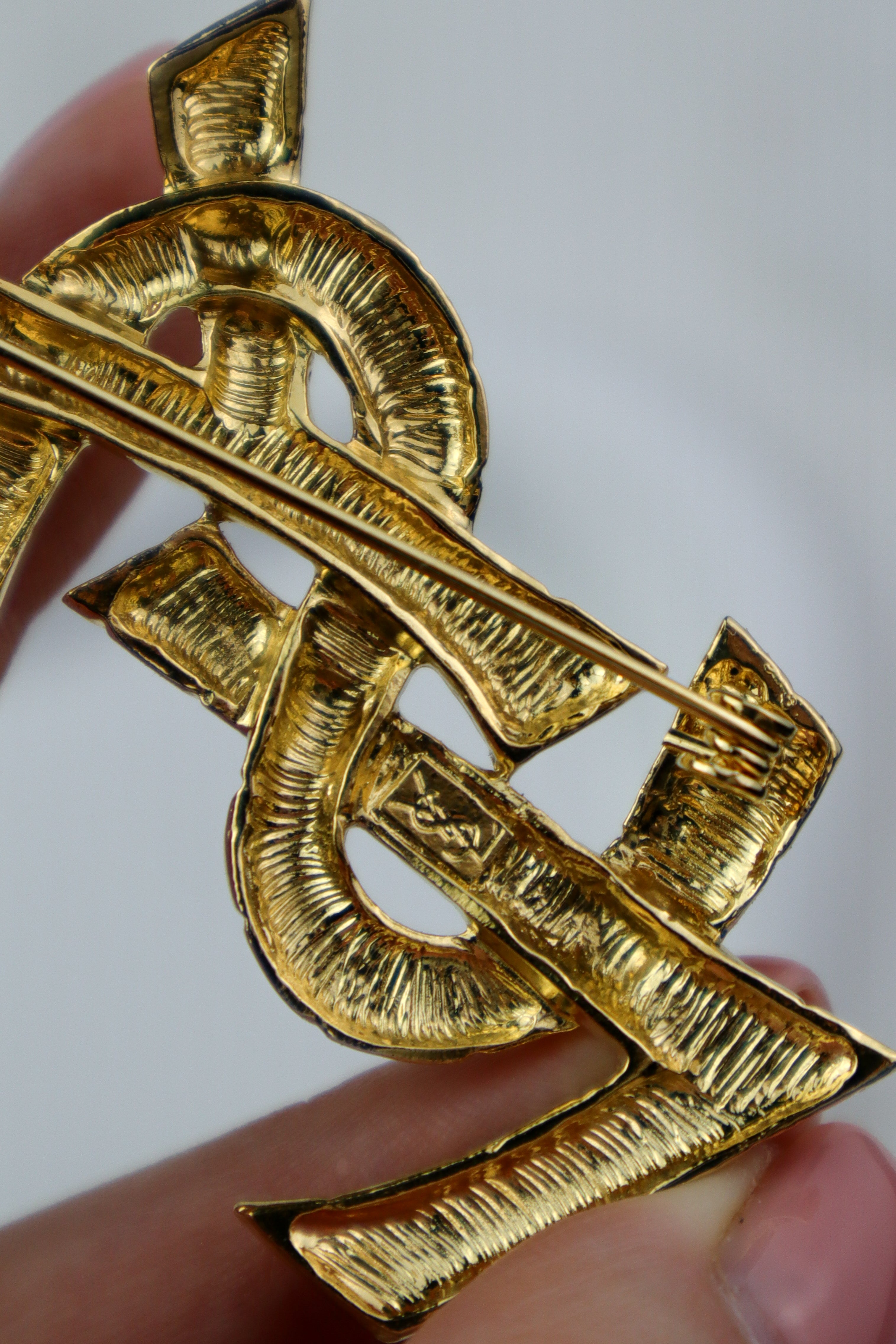 Yves Saint Laurent - broszka monogram o młotkowanej strukturze