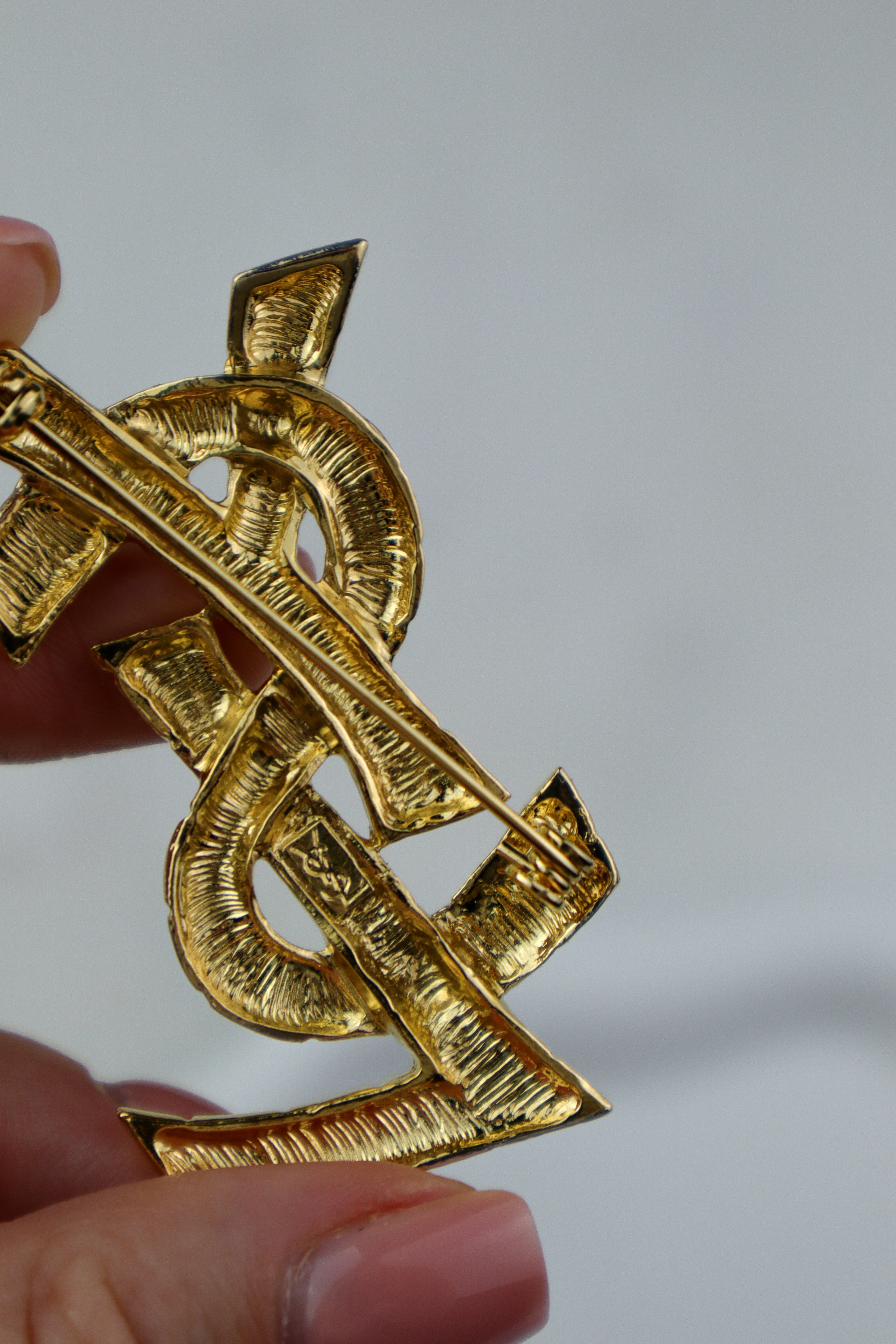 Yves Saint Laurent - broszka monogram o młotkowanej strukturze