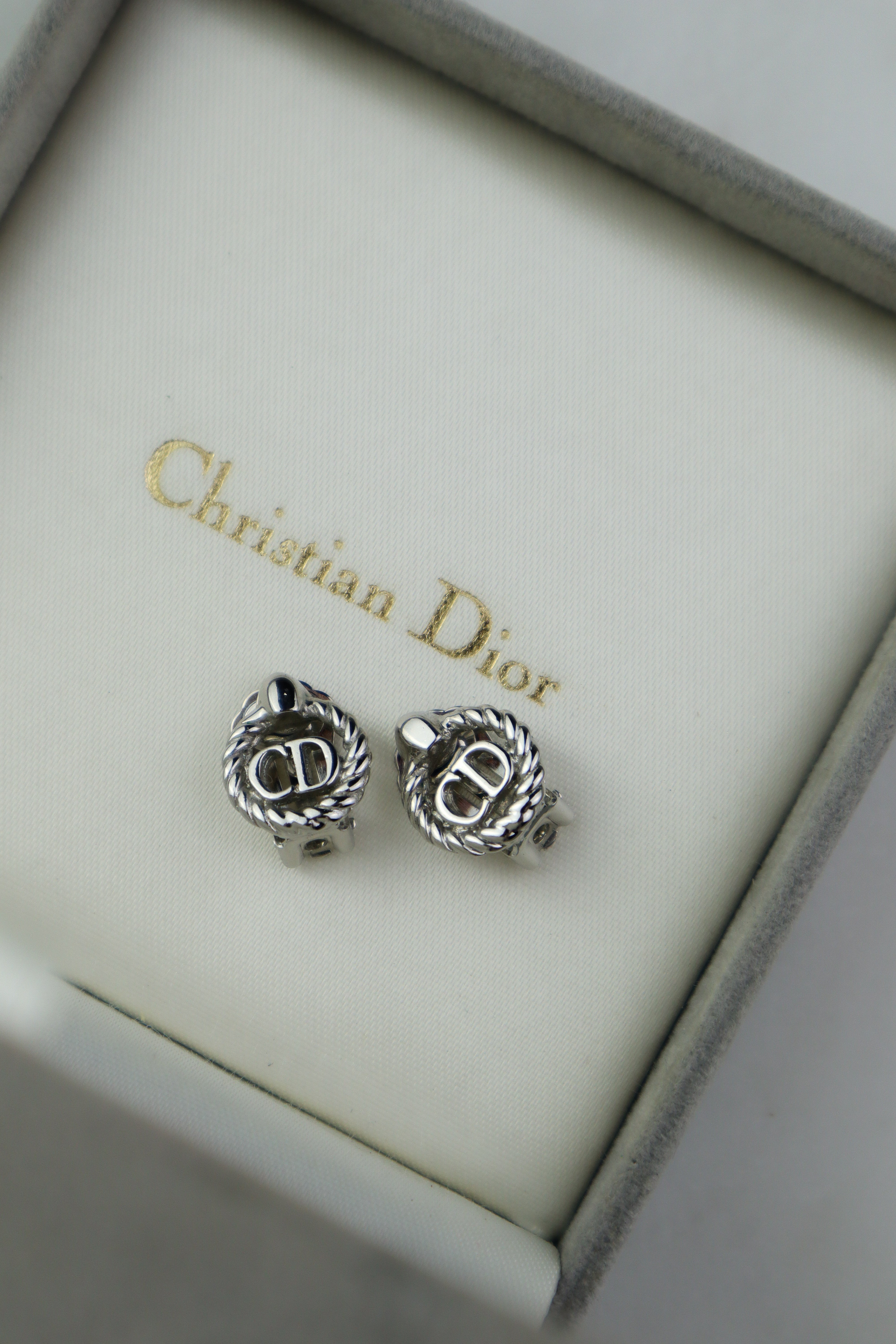 Christian Dior — klipsy vintage posrebrzane z monogramem CD