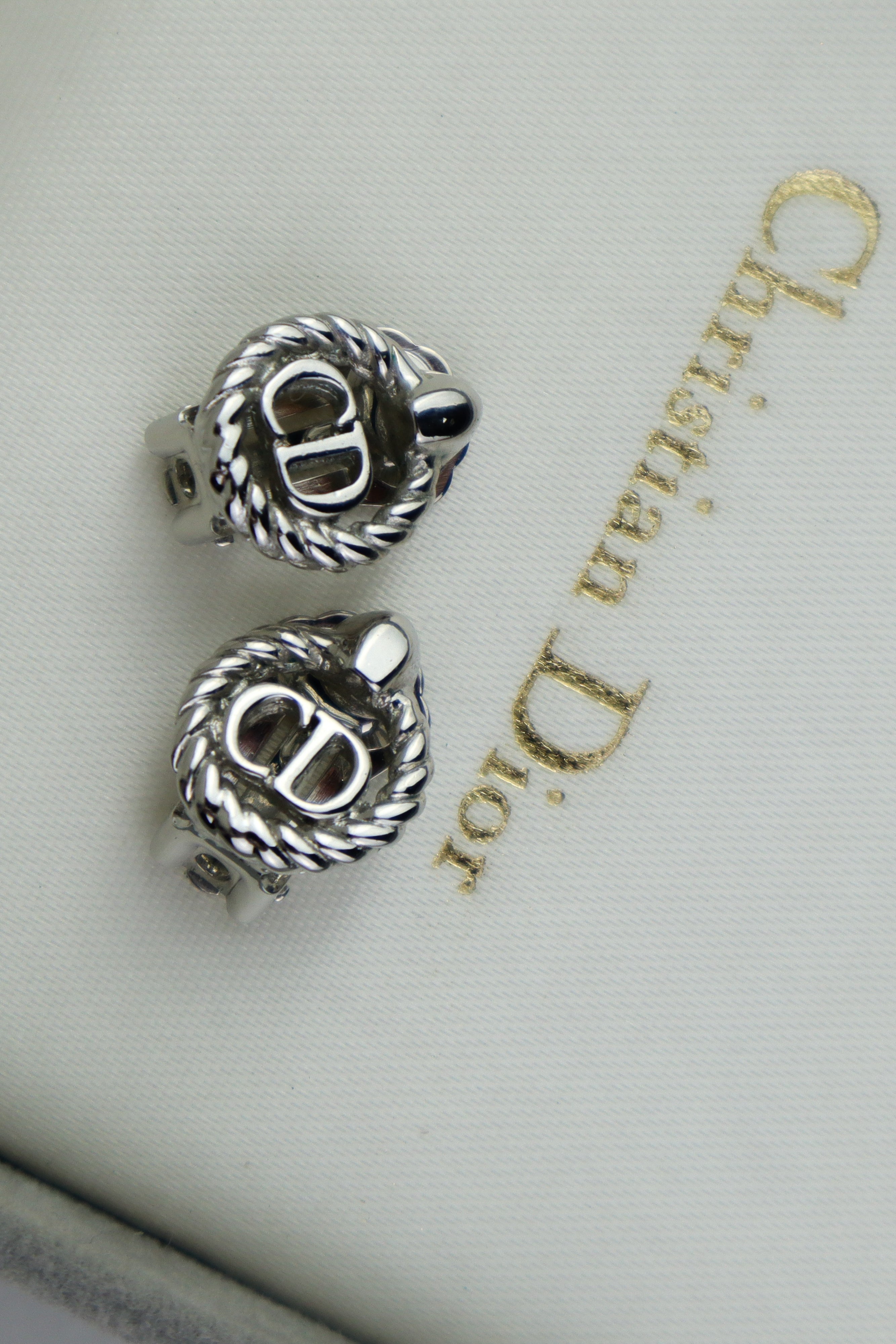 Christian Dior — klipsy vintage posrebrzane z monogramem CD