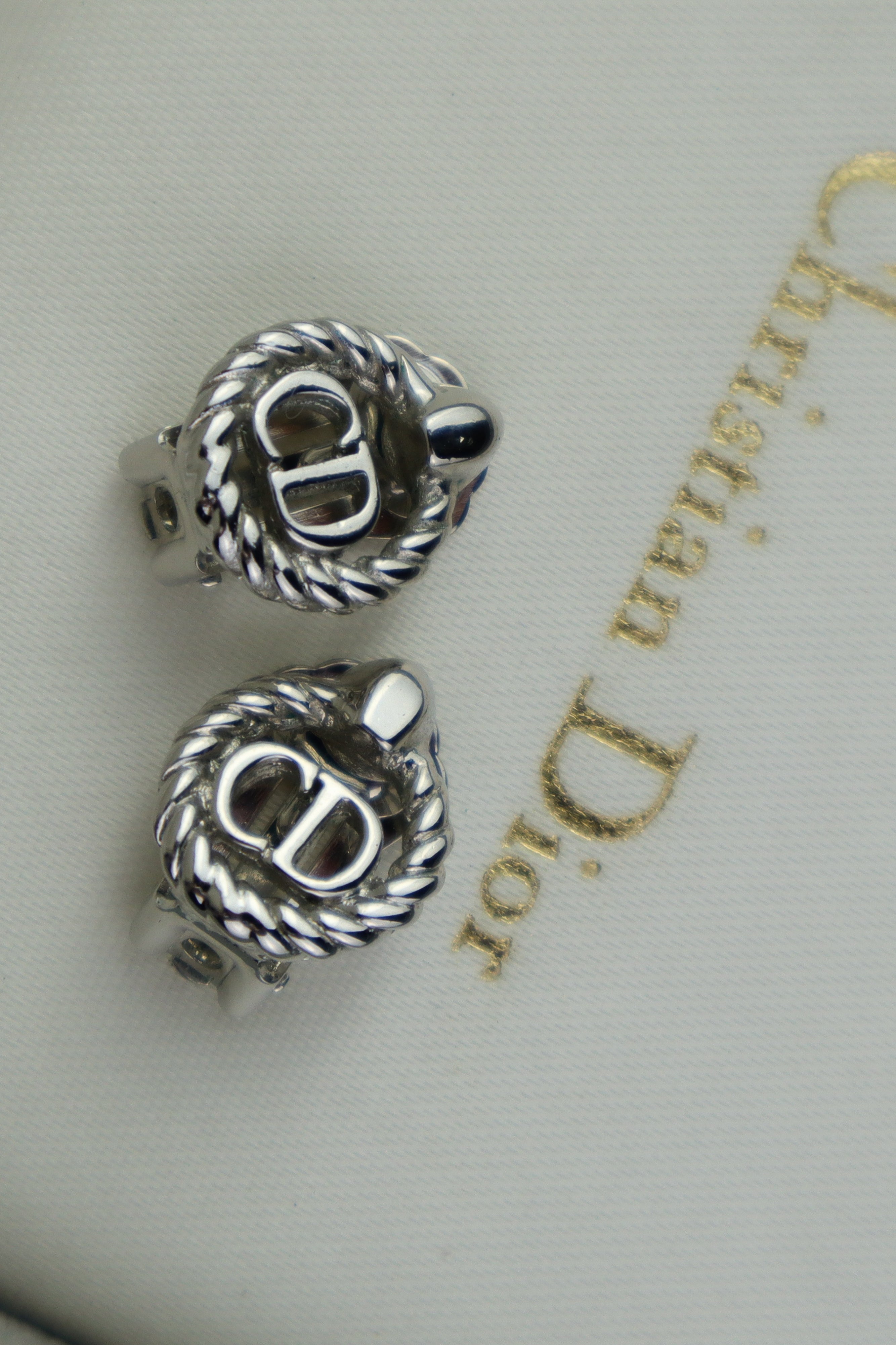 Christian Dior — klipsy vintage posrebrzane z monogramem CD