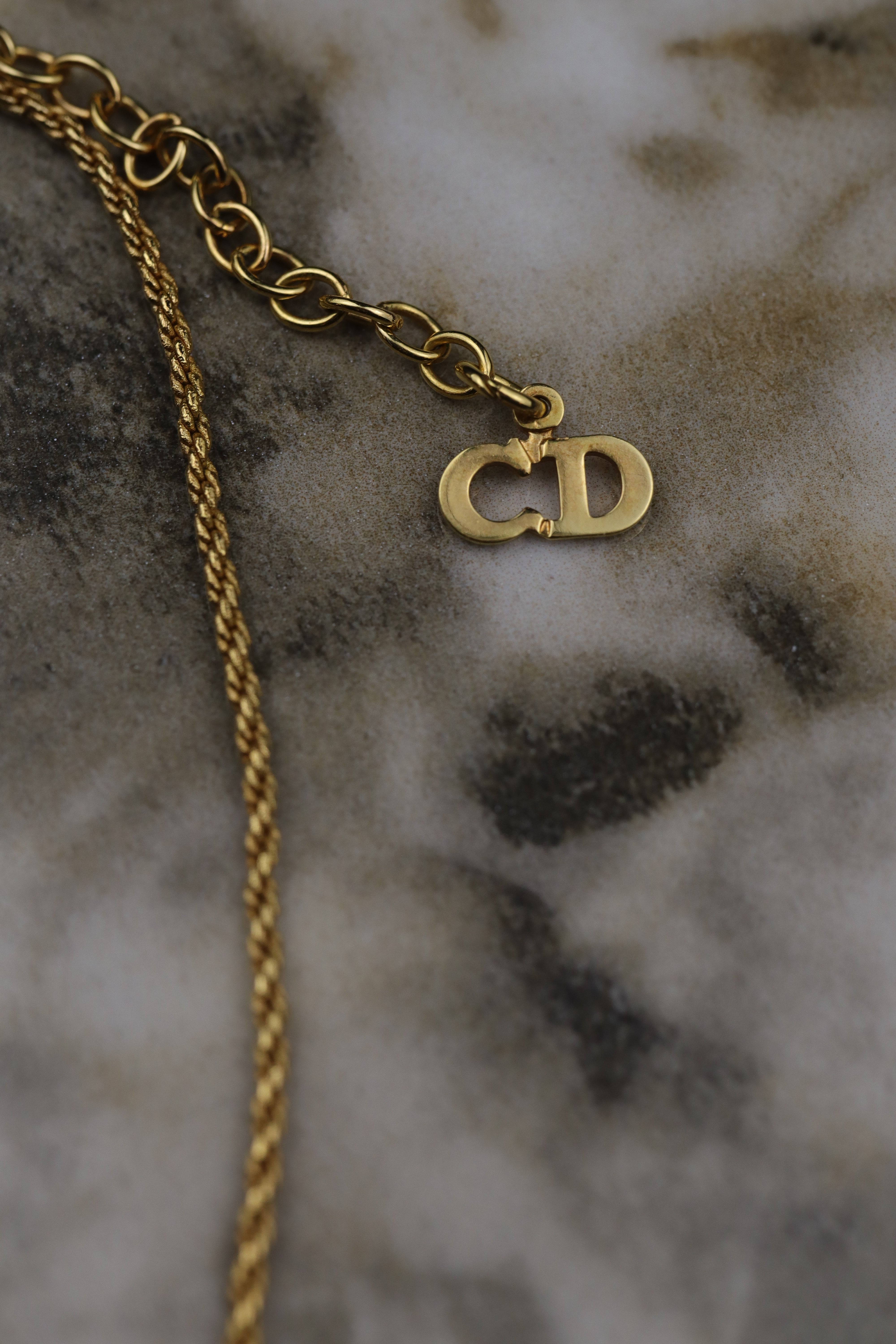 Christian Dior - vintage naszyjnik z kapeluszem i kokardą