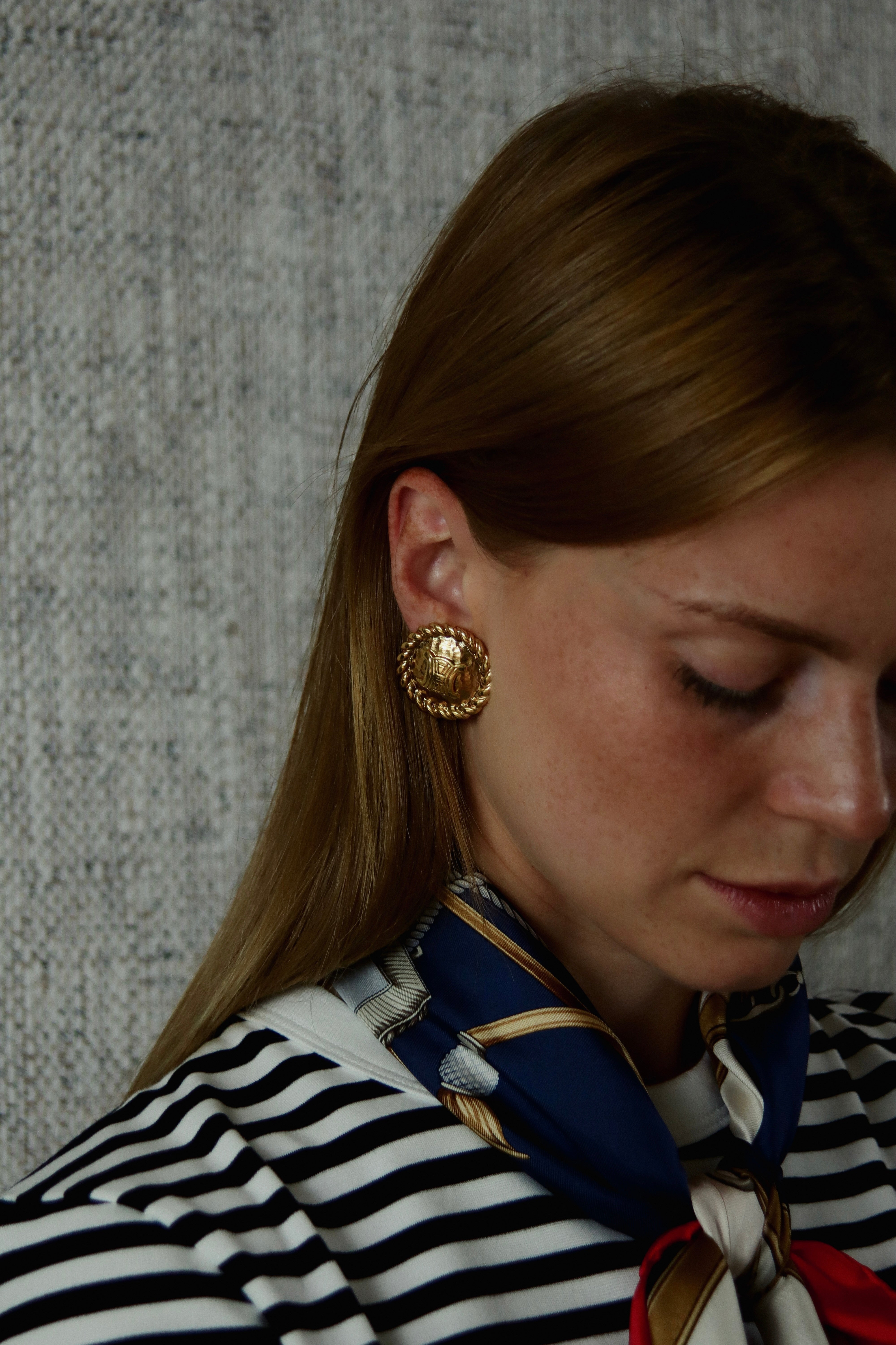 Céline - pozłacane klipsy z monogramem Triomphe