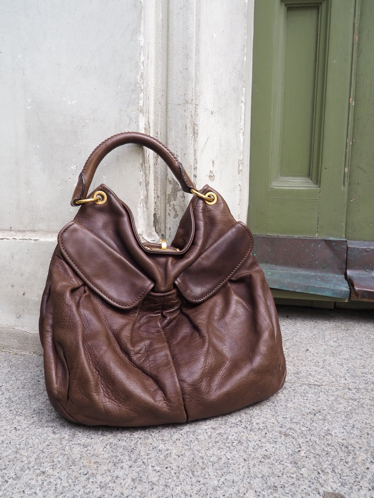 Miu Miu - brązowa skórzana torebka typu hobo