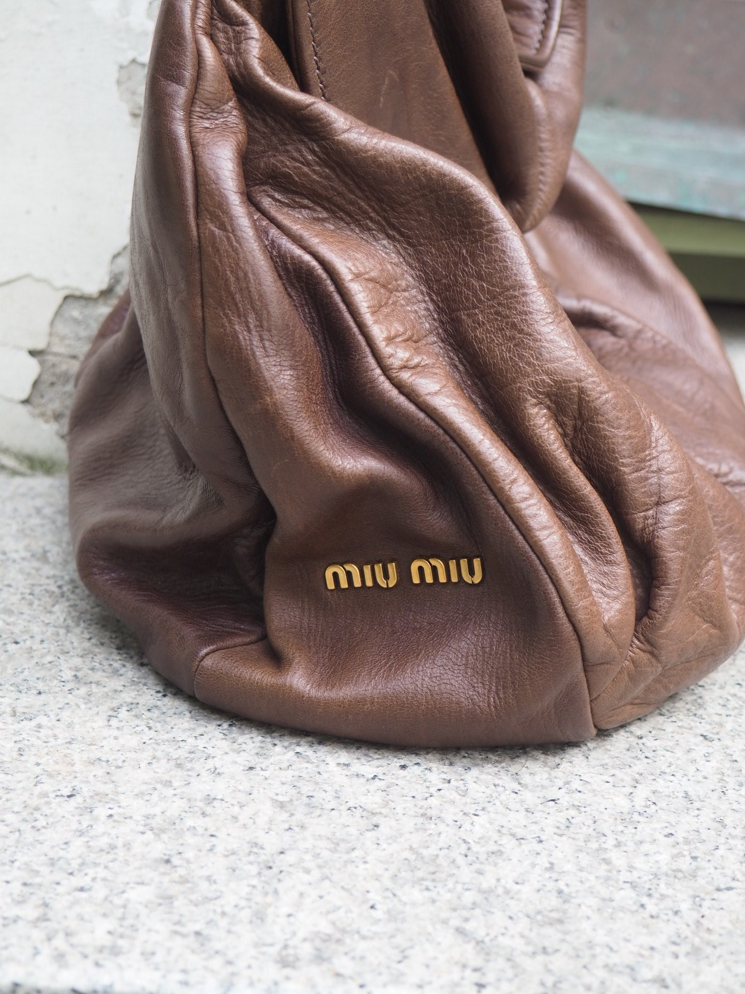 Miu Miu - brązowa skórzana torebka typu hobo