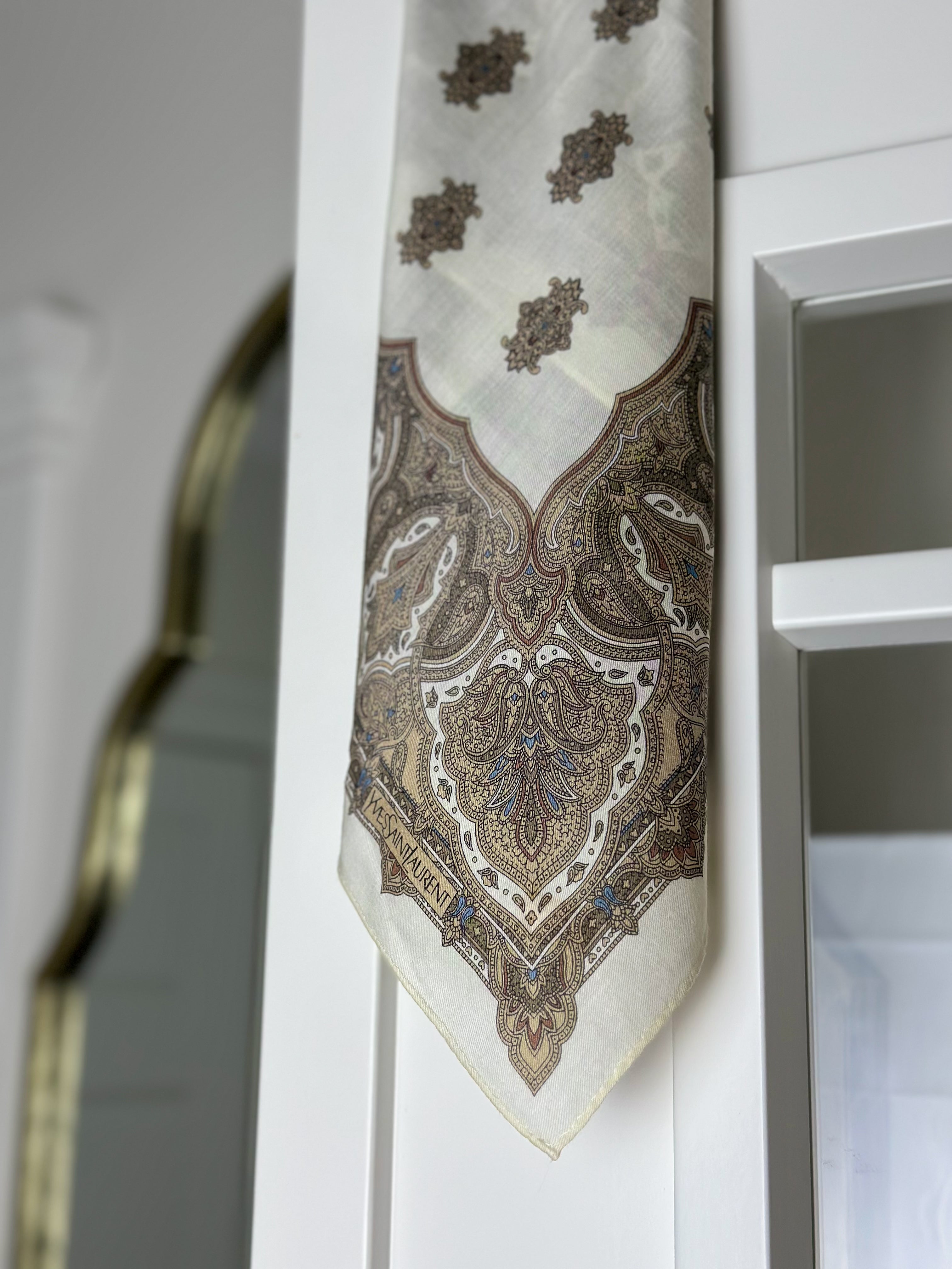 Yves Saint Laurent – Ornamentowa gawroszka YSL