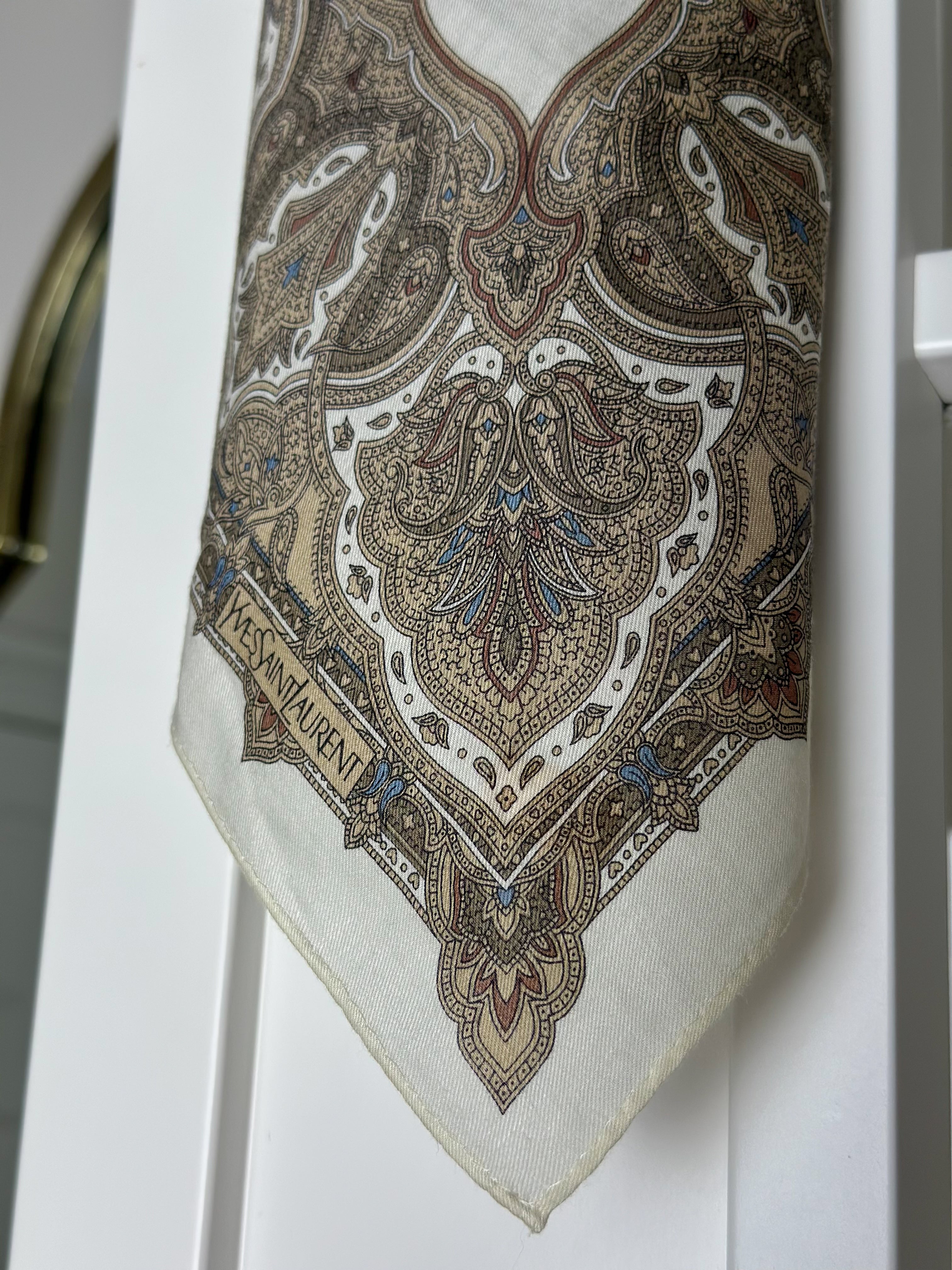 Yves Saint Laurent – Ornamentowa gawroszka YSL