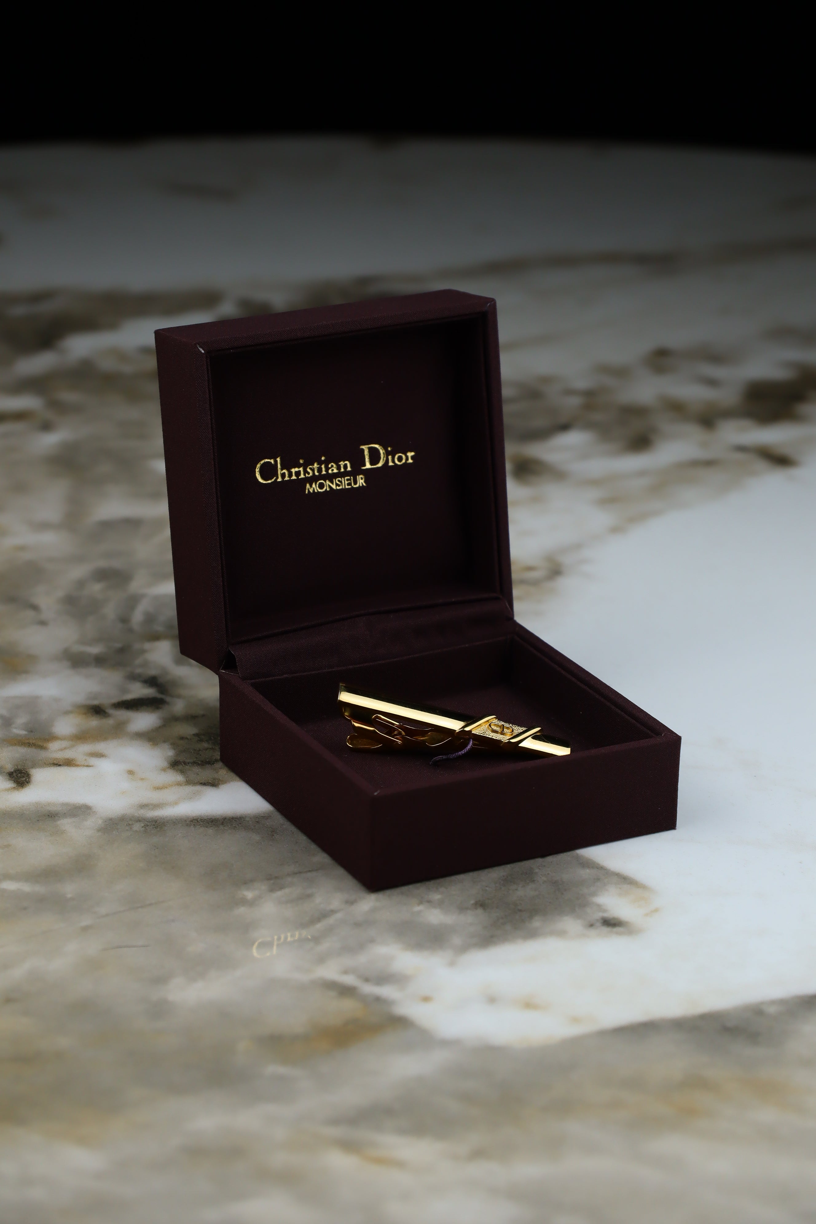 Christian Dior – spinka do krawatu pozłacana z logiem (S1)